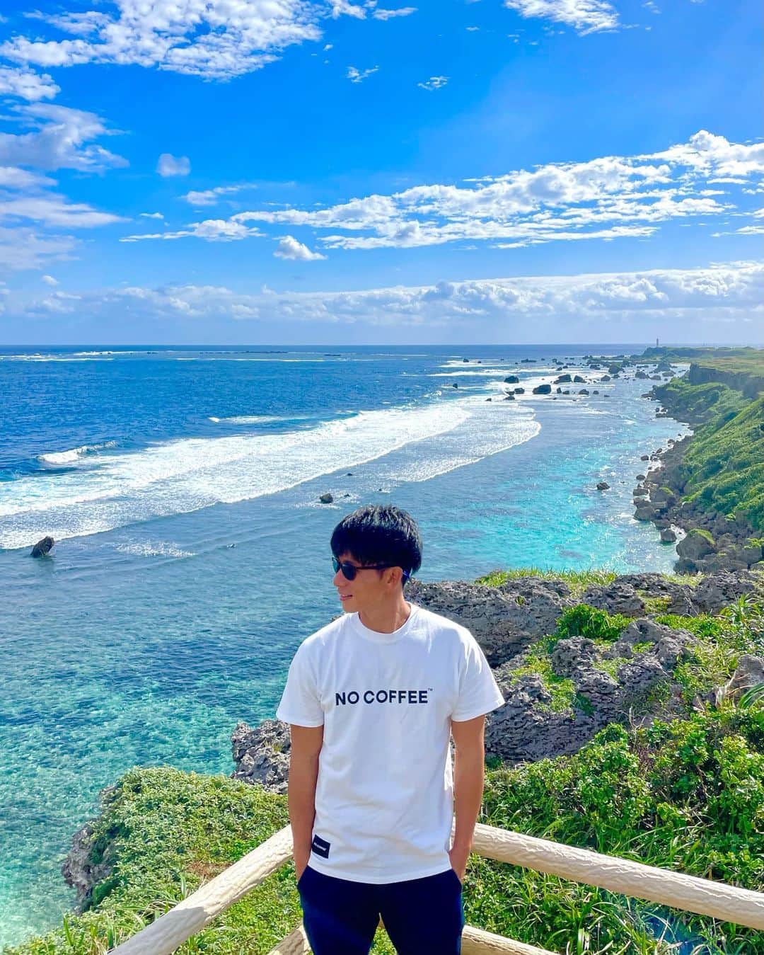 安藝正俊のインスタグラム：「2022年 怒涛の一年でした❗️  うまくいかない事も多く 反面、楽しい事や嬉しい事も多く  ほんといろいろあった1年でした😂  でも とにかく毎日を全力で楽しみ サッカーでは昇格をする事ができ  なにより 出会った仲間や友人たちと過ごせた日々が充実できたので全部オッケー☺️🙌  毎年この時期には 家族や友人、チームメイトや職場の仲間など 周りの方々への感謝の想いが強くなりますね😆  なんでも突っ走るけど 一人じゃ寂しくなるめんどくさいタイプの自分ですが、 周りに支えられながら人生送っております😂  関わってくれるみなさん ありがとう😆🙌  家族や隣で支えてくれる存在にも 心から感謝です☺️  お母さんにもバカにされんように 来年も全力で楽しんでいきたいと思います😆  それではみなさん良いお年を🙇‍♂️ 2023年もよろしくお願いします😆🙌  《着用サングラス》 @zeque_by_zeal  Juno : BROWN DEMI / TRUE VIEW  今年もお世話になりました🕶 2023年もよろしくお願いします🙇‍♂️  #沖縄#沖縄移住#沖縄好き#沖縄好きな人と繋がりたい#okinawa#okinawalife」