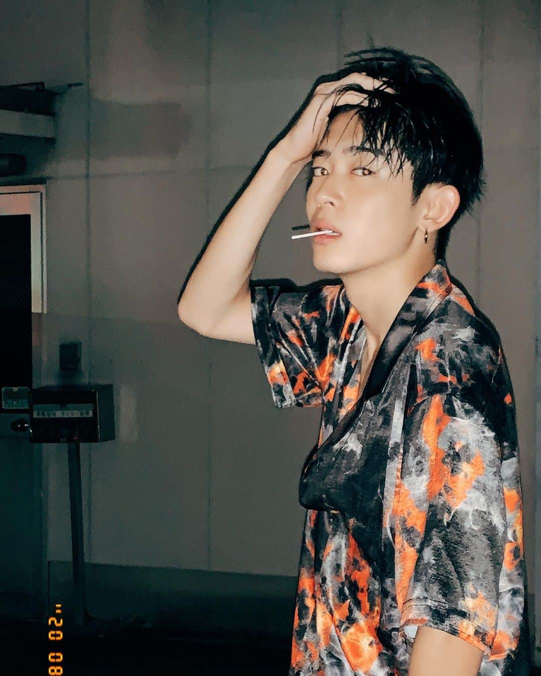 鈴村梨公のインスタグラム：「2022年もお疲れ様でした。 皆さんにとってどんな1年でしたか。  僕にとっては、上半期で多くのものを失い、下半期でギアを上げ始め多くのものを得た年だったかなと思っています。  美容学生を卒業して3年間、好きなことして生きてきて、本当に「自由」の2文字が日本で一番似合う生き方をしていたなと思います。  その期間で僕の頭の片隅にあったいつか知った言葉  「人は制約の元でこそ自由という名の翼を羽ばたかせる事ができる」  という言葉の意味を痛いほど痛感しました。 この良い意味でも悪い意味でも自由だった三年間に別れを告げ、 来年4月から僕の美容師ルーツであり、こんな僕を信用して採用して頂いた「GOALD」という新しい環境で、最高のパフォーマンスを発揮出来るよう切磋琢磨してのし上がっていきます。 お世話になります。  この三年間で僕の存在は確実に薄れた。 だからなんだ。 この三年間があったからこそ、寄り添えるお客様が増えたんじゃないか？  そう思うと、僕はレベルアップする前の下降だったのではないかとまで思えます。  「圧倒的ブランク」  この三年の差を埋めるためではなく、この先の美容師という職の可能性、そして何よりも感覚はまだ分かりませんが、未来に僕の元に訪れてくれる全てのお客様の為に、全力で頑張ります。  世界で一番HOTな24歳になる。 そんな勇姿をこのSNSでまた見ていただけたらと思います。 結果は必ず出します。俺だから。  長くなりましたが、こんな僕を今年も応援していただきありがとうございました！  2023年、共に最高の年にしましょう！ (本厄だけど)  鈴村梨公  #オオカミくんには騙されない  #popteen #goald#wearegoald#パーマ#スパイラルパーマ#メンズスタイル#メンズパーマ#メンズカット#メンズスタイル#ヘアスタイル#メンズヘア#美容師#美容室#ツイストスパイラル #ツイストパーマ #ケアパーマ#ツイスパ#センターパートヘア#ツイストスパイラルパーマ #ミディアムウルフ#センターパートウルフ#波巻きパーマ #波巻きスパイラル　#haircut#hair#发型 #理发　#헤어스타일　#헤어컷」