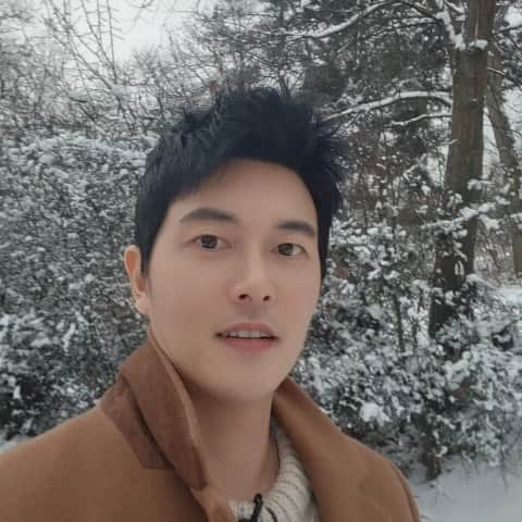 ジェヒのインスタグラム：「눈도 많이 오고 춥기도 많이 추웠던  2022년이 가는군요^-^  따뜻하고 즐거운 시간들 보내시고요^^  우리 내년에 만나요♡ . . . #❤️」