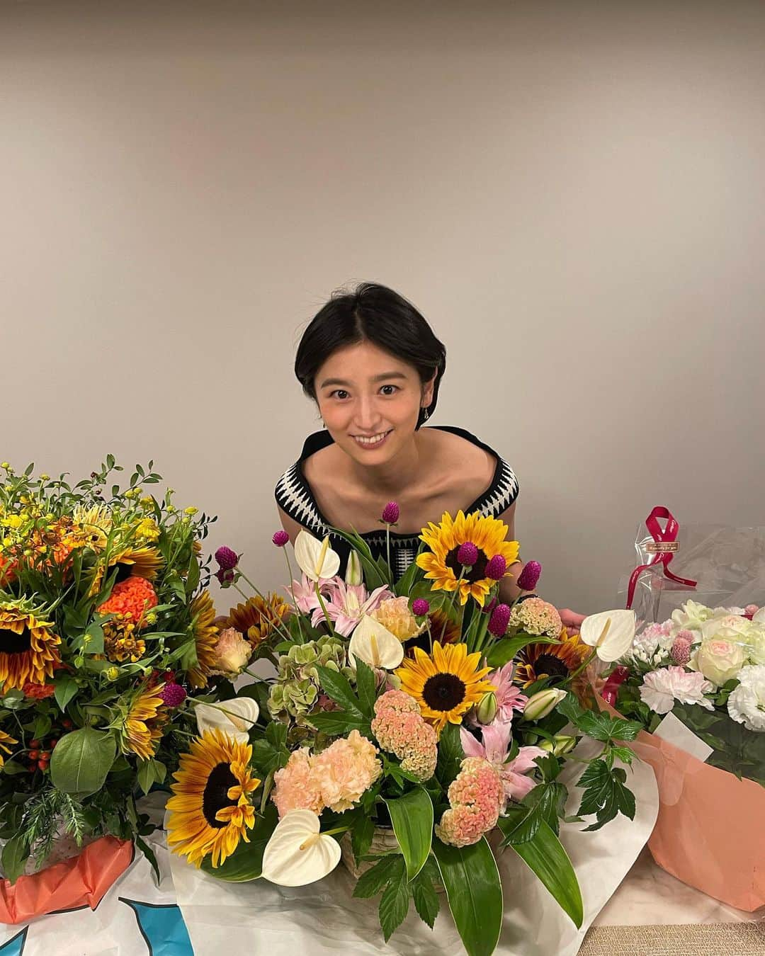 上野優花のインスタグラム：「2022年も大変お世話になりました🙇🏻‍♀️  とことん命と向き合った日々でした。  今年の初めに祖父が余命を宣告され、 どうしたら祖父が一番幸せで穏やかな最期を迎えられるかを家族で考え、後悔のないお別れをすることができました。  照れ臭くてずっと言えなかった 祖父への感謝を伝えることができて、 本当にほんとうに良かった。  最後まで自分よりも家族の心配ばかりをしたおじいちゃん、 心配させないようにまた会える日まで頑張るね。  そして我が子が保育園に入り、 色んなウイルスを頂いてきて 夏は毎週のように病院通いの日々。  見事に毎回私もうつり、家族にもうつり、 2ヶ月丸々仕事以外誰にも会えなかったことも😮‍💨  健康でいられることがどれだけ有難いことか… 痛感いたしました。  ちなみに写真1.2枚目は 奇跡的に家族みんなが元気だった私の誕生日です🫡 （相変わらず自分のメイクした写真が絶望的にない…）  最近の👶🏻は歩き回ることに喜びを感じて 一瞬たりとも目を離せなくなってきました。  好奇心のままに動くので ヒヤッとする場面に何度遭遇したことか…😱  そして子育てをしながらのお仕事の両立にも苦戦した日々。  いまだに正解も効率もわからなかったなぁ、、  そんな中働きやすい環境を作ってくださった番組の方々や マネージャーさんにも改めて感謝しています。  そしてこの一年 インスタを覗いてくださったフォロワーの皆さん。  マイペース過ぎる投稿にも優しくお付き合いいただき、 本当にありがとうございます😌✨  良いお年をお迎えくださいませ✨」