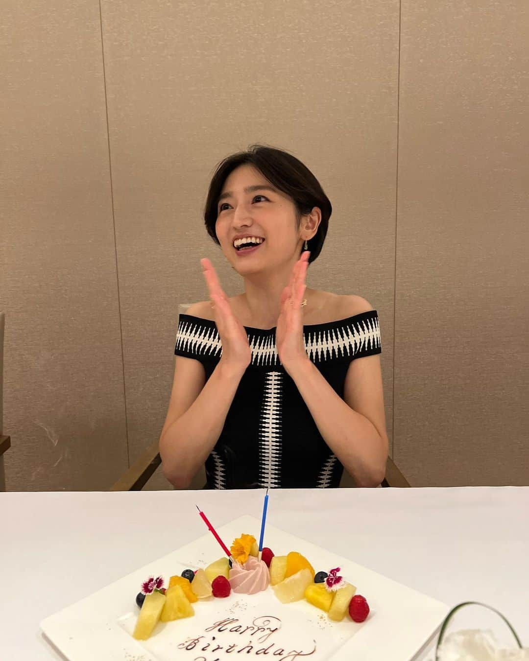 上野優花さんのインスタグラム写真 - (上野優花Instagram)「2022年も大変お世話になりました🙇🏻‍♀️  とことん命と向き合った日々でした。  今年の初めに祖父が余命を宣告され、 どうしたら祖父が一番幸せで穏やかな最期を迎えられるかを家族で考え、後悔のないお別れをすることができました。  照れ臭くてずっと言えなかった 祖父への感謝を伝えることができて、 本当にほんとうに良かった。  最後まで自分よりも家族の心配ばかりをしたおじいちゃん、 心配させないようにまた会える日まで頑張るね。  そして我が子が保育園に入り、 色んなウイルスを頂いてきて 夏は毎週のように病院通いの日々。  見事に毎回私もうつり、家族にもうつり、 2ヶ月丸々仕事以外誰にも会えなかったことも😮‍💨  健康でいられることがどれだけ有難いことか… 痛感いたしました。  ちなみに写真1.2枚目は 奇跡的に家族みんなが元気だった私の誕生日です🫡 （相変わらず自分のメイクした写真が絶望的にない…）  最近の👶🏻は歩き回ることに喜びを感じて 一瞬たりとも目を離せなくなってきました。  好奇心のままに動くので ヒヤッとする場面に何度遭遇したことか…😱  そして子育てをしながらのお仕事の両立にも苦戦した日々。  いまだに正解も効率もわからなかったなぁ、、  そんな中働きやすい環境を作ってくださった番組の方々や マネージャーさんにも改めて感謝しています。  そしてこの一年 インスタを覗いてくださったフォロワーの皆さん。  マイペース過ぎる投稿にも優しくお付き合いいただき、 本当にありがとうございます😌✨  良いお年をお迎えくださいませ✨」12月31日 20時53分 - yuka_ueno89