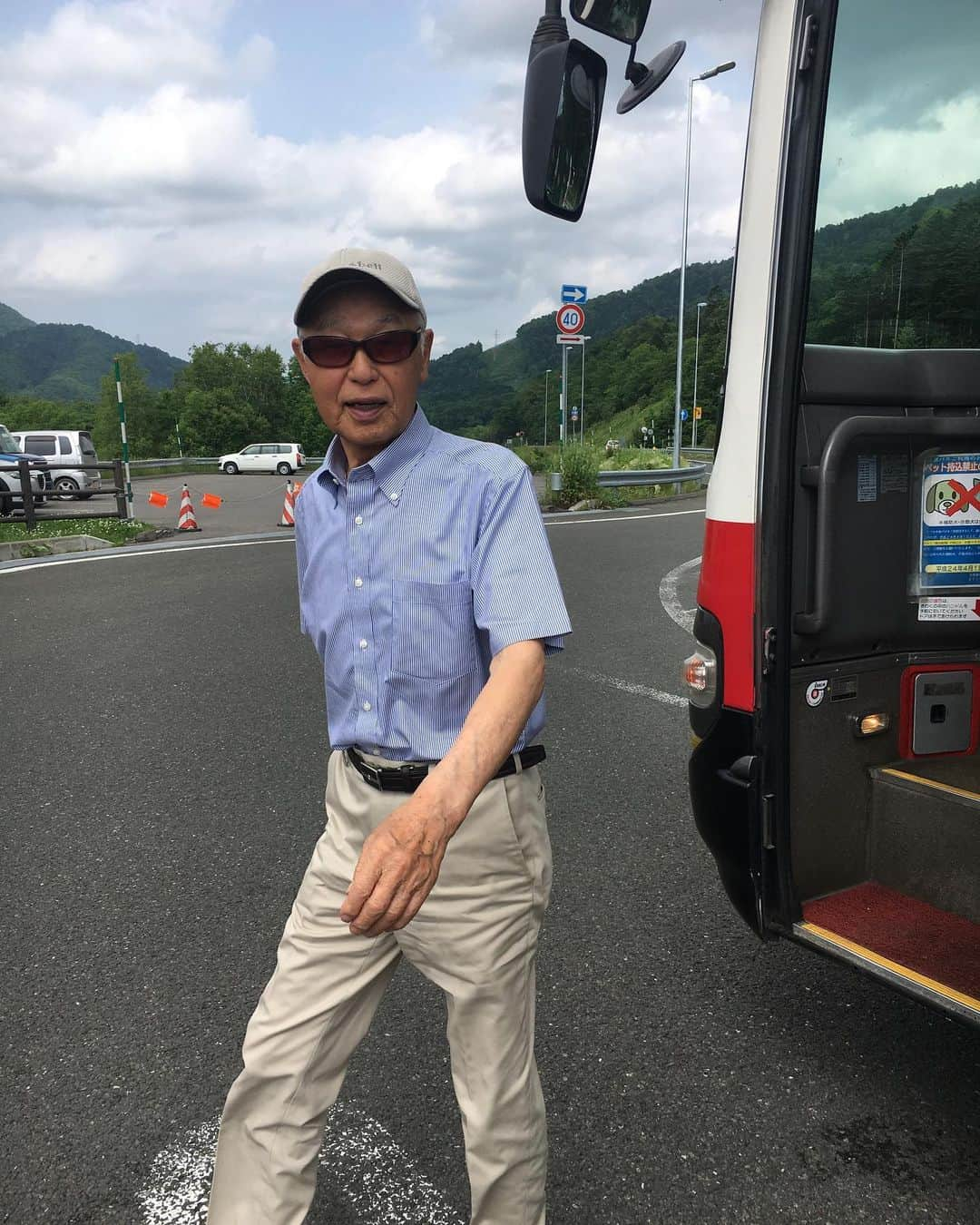 上野優花さんのインスタグラム写真 - (上野優花Instagram)「2022年も大変お世話になりました🙇🏻‍♀️  とことん命と向き合った日々でした。  今年の初めに祖父が余命を宣告され、 どうしたら祖父が一番幸せで穏やかな最期を迎えられるかを家族で考え、後悔のないお別れをすることができました。  照れ臭くてずっと言えなかった 祖父への感謝を伝えることができて、 本当にほんとうに良かった。  最後まで自分よりも家族の心配ばかりをしたおじいちゃん、 心配させないようにまた会える日まで頑張るね。  そして我が子が保育園に入り、 色んなウイルスを頂いてきて 夏は毎週のように病院通いの日々。  見事に毎回私もうつり、家族にもうつり、 2ヶ月丸々仕事以外誰にも会えなかったことも😮‍💨  健康でいられることがどれだけ有難いことか… 痛感いたしました。  ちなみに写真1.2枚目は 奇跡的に家族みんなが元気だった私の誕生日です🫡 （相変わらず自分のメイクした写真が絶望的にない…）  最近の👶🏻は歩き回ることに喜びを感じて 一瞬たりとも目を離せなくなってきました。  好奇心のままに動くので ヒヤッとする場面に何度遭遇したことか…😱  そして子育てをしながらのお仕事の両立にも苦戦した日々。  いまだに正解も効率もわからなかったなぁ、、  そんな中働きやすい環境を作ってくださった番組の方々や マネージャーさんにも改めて感謝しています。  そしてこの一年 インスタを覗いてくださったフォロワーの皆さん。  マイペース過ぎる投稿にも優しくお付き合いいただき、 本当にありがとうございます😌✨  良いお年をお迎えくださいませ✨」12月31日 20時53分 - yuka_ueno89