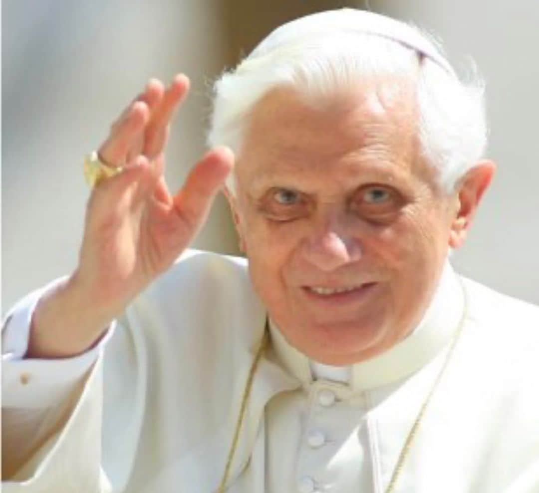 ニコラ・サルコジのインスタグラム：「Le Pape Benoit XVI vient de s’éteindre au Vatican près de dix ans après sa renonciation au trône de Pierre. Mes pensées vont immédiatement vers les catholiques de notre pays qui ont aimé et surtout infiniment respecté ce Pape, le dernier à avoir réservé à la France une visite apostolique et dont l’action pastorale aura été marquée par la volonté d’union et de réconciliation des Chrétiens par-delà les débats théologiques, les luttes idéologiques et les schismes. Cet immense théologien, dont la pensée et les écrits irrigueront pour longtemps la vie de l’Eglise, aura aussi porté avec une abnégation infinie les crises qui ont secoué l’Église catholique à l’heure de son Pontificat mais dont les racines étaient malheureusement bien plus anciennes. Ayant eu le privilège de rencontrer Sa Sainteté Benoît XVI à plusieurs reprises, et notamment lorsque je l’ai officiellement accueilli en France au mois de septembre 2008, je ressens une peine profonde à l’annonce de sa disparition. Il y avait chez cet homme pourtant chargé du poids immense de l’Eglise Universelle autant de bonté, d’attention et d’écoute que d’intelligence. Nos conversations ont eu pour moi une grande importance et elles continueront à m’accompagner. Aussi j’adresse aujourd’hui mes condoléances attristées à Sa Sainteté le Pape François, son successeur, à l’ensemble des membres du Sacré Collège et à tous les membres de l’épiscopat et du clergé français comme à tous nos concitoyens fidèles à l’Église catholique. NS」