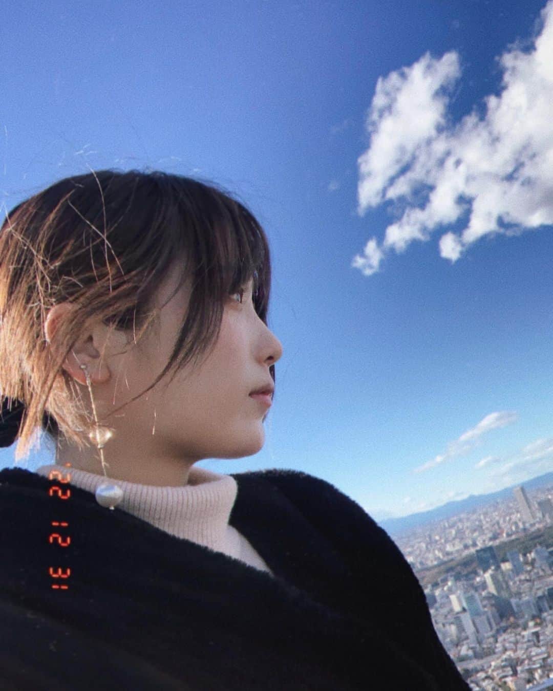 二宮芽生のインスタグラム：「皆さん、2022年ありがとうございました！！ そして、本当によく頑張りましたー☺︎♡  私にとっては、たくさんの出会いと、喜びと、気付きのあった、最高の年でした。 そして、自分と向き合う時間が沢山持てた年でした。  来年も、 どんな年になるか楽しみです。  どんな時も、 愛と喜びと感謝を込めて🥳  #2022 #年末」