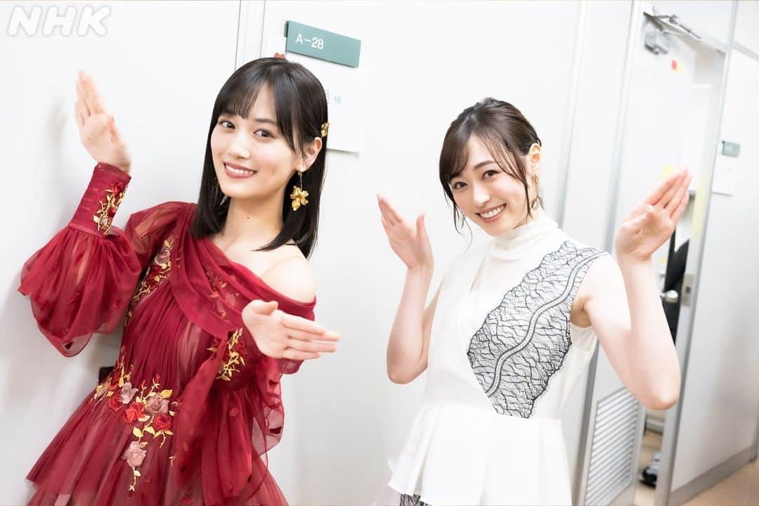 NHK紅白歌合戦さんのインスタグラム写真 - (NHK紅白歌合戦Instagram)「#福原遥 #山下美月 Photo by #田中聖太郎  #NHK紅白 #みんなでシェア #紅白 #紅白歌合戦 #紅白歌合戦2022」12月31日 21時03分 - nhk_kouhaku