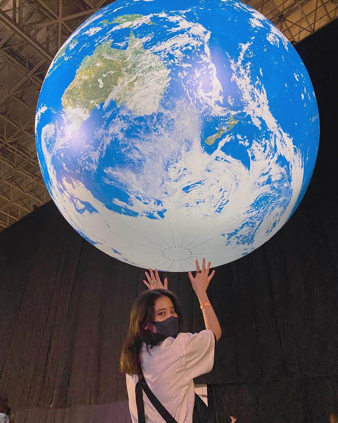山崎紘菜のインスタグラム：「💌 Thank you for all your support in 2022. Wish you had a peaceful year-end and a new year filled with hope and excitement.  See you next year❤️  Hirona Yamazaki #20221231 #素敵な年末を❤️」