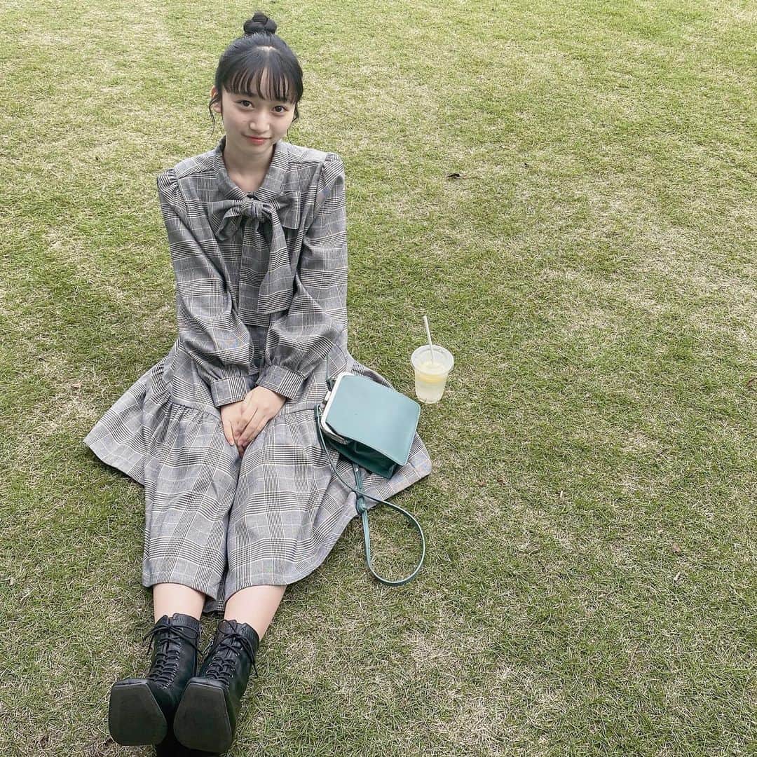 横溝菜帆のインスタグラム：「.  #2022 初めてのことが多い1年でした。 ゾンビになったり、 ミュージカルに出演したり、 モデルに挑戦したり、 母と2人でクリスマスディズニーに行ったり☺️  嬉しいことばかりではなく 辛いこともたくさんありました。 それでも頑張れるのは 皆さんのおかげです。  今年もありがとうございました😌 良いお年をお迎えください🎍  #横溝菜帆」