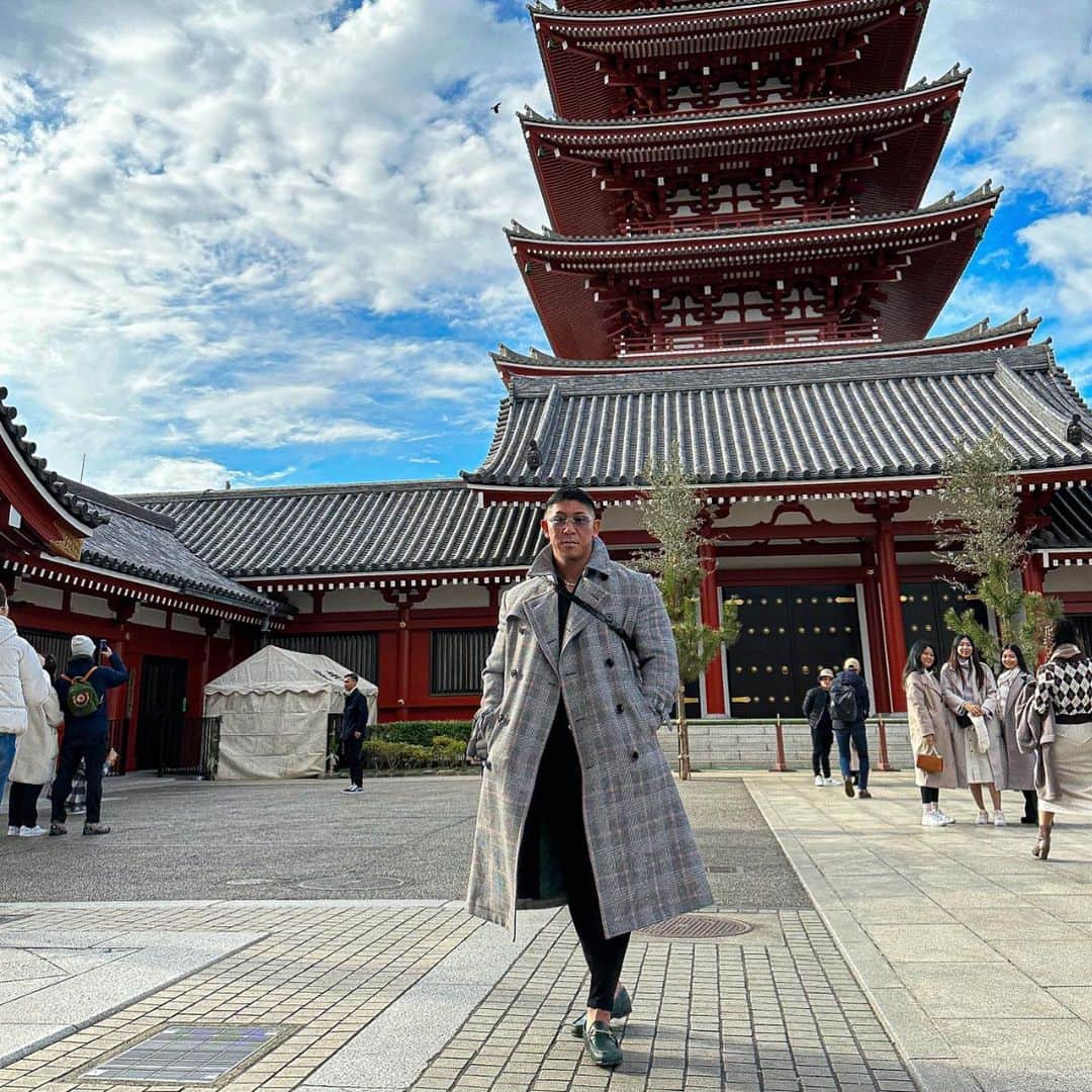 寺島遼のインスタグラム：「今年も1年ありがとうございました。 結果はOlympia amateur 1位でプロになりプロ戦13位という結果でした。 やっとスタートラインに立てたという感情が大きいです。 来年はプロ戦トップ3を目指して全力で駆け上がります。 応援宜しくお願い致します。  #ちびっこ代表 #fwj #physique #bodymake #workout #training #gymlife #fashion #fitness #adidas #nike #gym #パーソナルトレーニング」