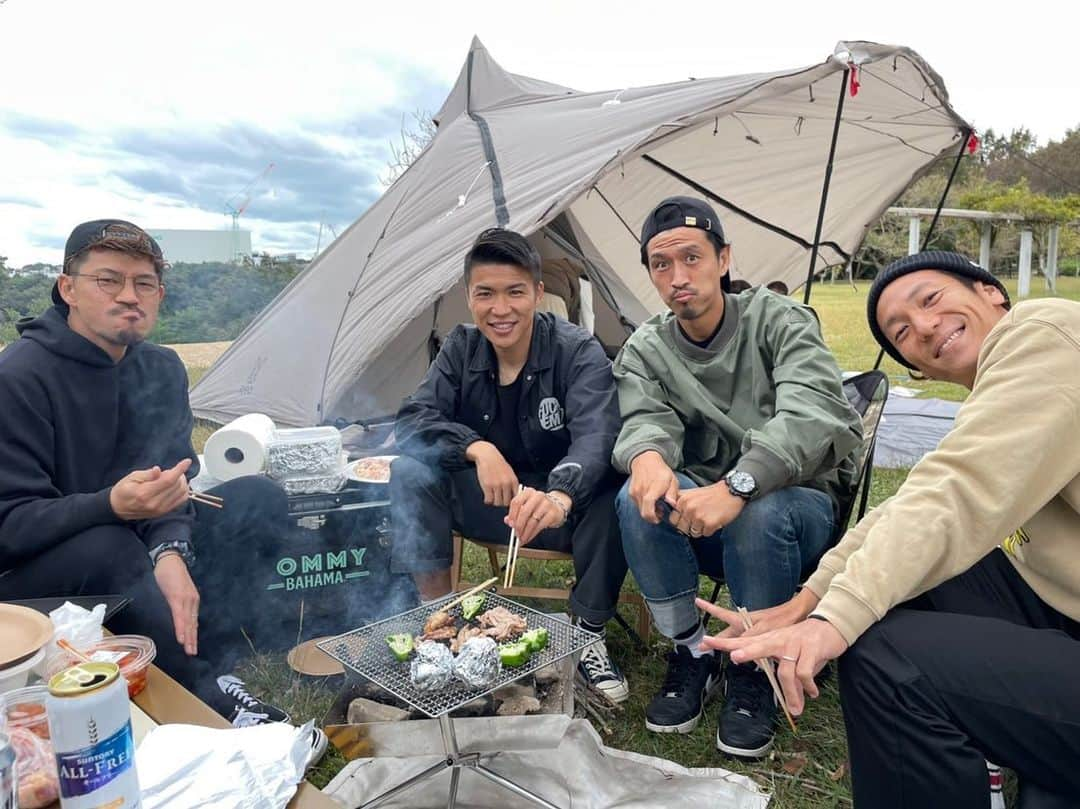 島屋八徳さんのインスタグラム写真 - (島屋八徳Instagram)「2022年も周りの人たちに 恵まれ、たくさんの笑顔に 包まれた幸せな一年でした！  2023年も自分らしく 家族、友達、支えてくれる たくさんの人たちと 人生楽しんでいこうと 思います😆😆😆  来年もよろしく お願いします🙏  皆さま、良いお年を🐯🐰 #レノファ山口 #楽しかった2022 #もっと楽しい2023 #あれっ #ユニホーム写真ないやん #そーだ #あんま試合出てなかった #それでも楽しかった2022 #純は体調不良で会えず #代理で息子 #みんなに幸あれ #それぞれの場所で #頑張りましょう #また笑顔で #会える日まで #起きれたら #初日の出観に #山登ります #良いお年を」12月31日 21時13分 - 82ys_official