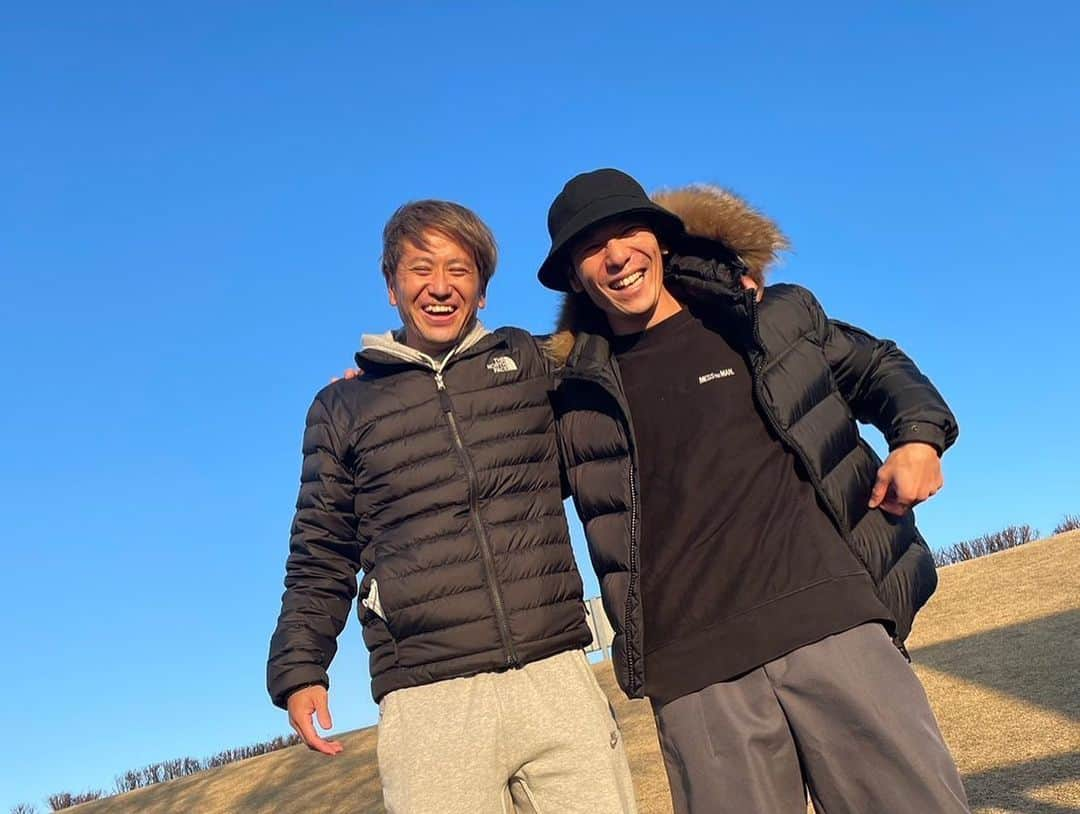 島屋八徳さんのインスタグラム写真 - (島屋八徳Instagram)「2022年も周りの人たちに 恵まれ、たくさんの笑顔に 包まれた幸せな一年でした！  2023年も自分らしく 家族、友達、支えてくれる たくさんの人たちと 人生楽しんでいこうと 思います😆😆😆  来年もよろしく お願いします🙏  皆さま、良いお年を🐯🐰 #レノファ山口 #楽しかった2022 #もっと楽しい2023 #あれっ #ユニホーム写真ないやん #そーだ #あんま試合出てなかった #それでも楽しかった2022 #純は体調不良で会えず #代理で息子 #みんなに幸あれ #それぞれの場所で #頑張りましょう #また笑顔で #会える日まで #起きれたら #初日の出観に #山登ります #良いお年を」12月31日 21時13分 - 82ys_official