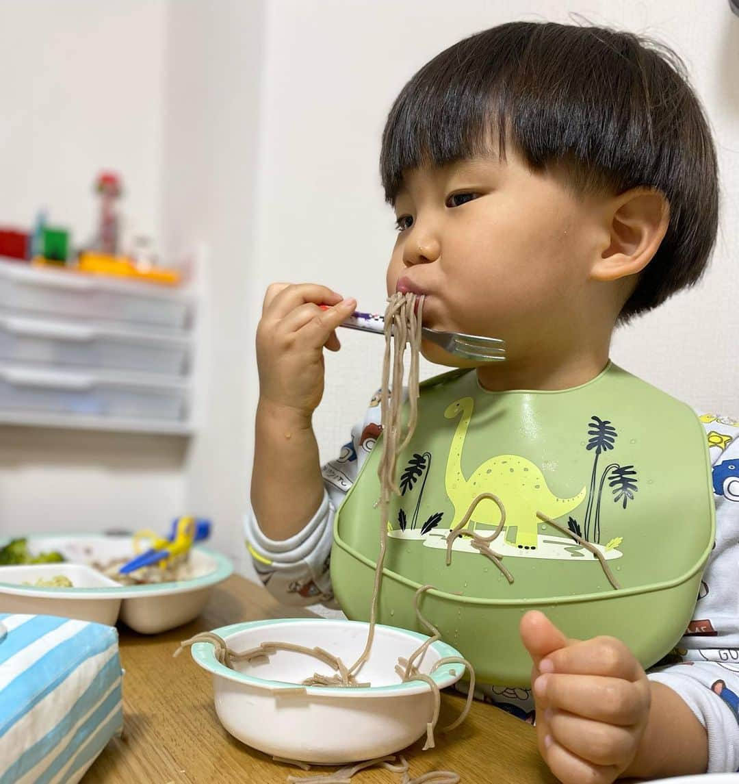 野口綾子のインスタグラム：「年越し蕎麦を盛り付けた後に、下の子はまだお蕎麦食べた事がないと気づき 急遽1人だけお蕎麦無し、うーうー怒りながらブロッコリーをむさぼり食べておりました🥦ごめんね〜😢  2022年、4ヶ月👶だった娘は1歳4ヶ月になり子供感 ミルクしか飲んでいなかったのに、今や自分で生姜焼きを食べるし  息子は、今年の初めは単語のみだったのに、沢山お喋りできるようになったし 本当、子供は1年で姿が全然変わりますね  2022年、毎日ドタバタ、笑いながら駆け抜けました 良い年だったな〜☺️✨ 来年も同じような日々ですように✨  統一性の無い投稿ばかりですが、見に来てくださった方、いいねをくだしった方々、本当にありがとうございました！  来年もよろしくお願いいたします  みなさま良いお年をお迎えください☺️  #年末　#年越し #年越しそば #子供のいる暮らし #赤ちゃんのいる生活 #2歳差育児 #2歳差兄妹 #3歳男の子 #1歳女の子」