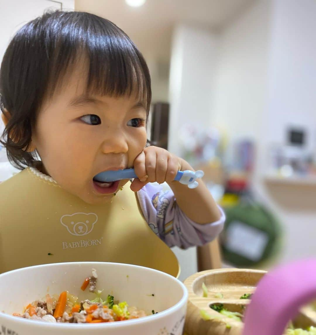 野口綾子さんのインスタグラム写真 - (野口綾子Instagram)「年越し蕎麦を盛り付けた後に、下の子はまだお蕎麦食べた事がないと気づき 急遽1人だけお蕎麦無し、うーうー怒りながらブロッコリーをむさぼり食べておりました🥦ごめんね〜😢  2022年、4ヶ月👶だった娘は1歳4ヶ月になり子供感 ミルクしか飲んでいなかったのに、今や自分で生姜焼きを食べるし  息子は、今年の初めは単語のみだったのに、沢山お喋りできるようになったし 本当、子供は1年で姿が全然変わりますね  2022年、毎日ドタバタ、笑いながら駆け抜けました 良い年だったな〜☺️✨ 来年も同じような日々ですように✨  統一性の無い投稿ばかりですが、見に来てくださった方、いいねをくだしった方々、本当にありがとうございました！  来年もよろしくお願いいたします  みなさま良いお年をお迎えください☺️  #年末　#年越し #年越しそば #子供のいる暮らし #赤ちゃんのいる生活 #2歳差育児 #2歳差兄妹 #3歳男の子 #1歳女の子」12月31日 21時13分 - ayako__n