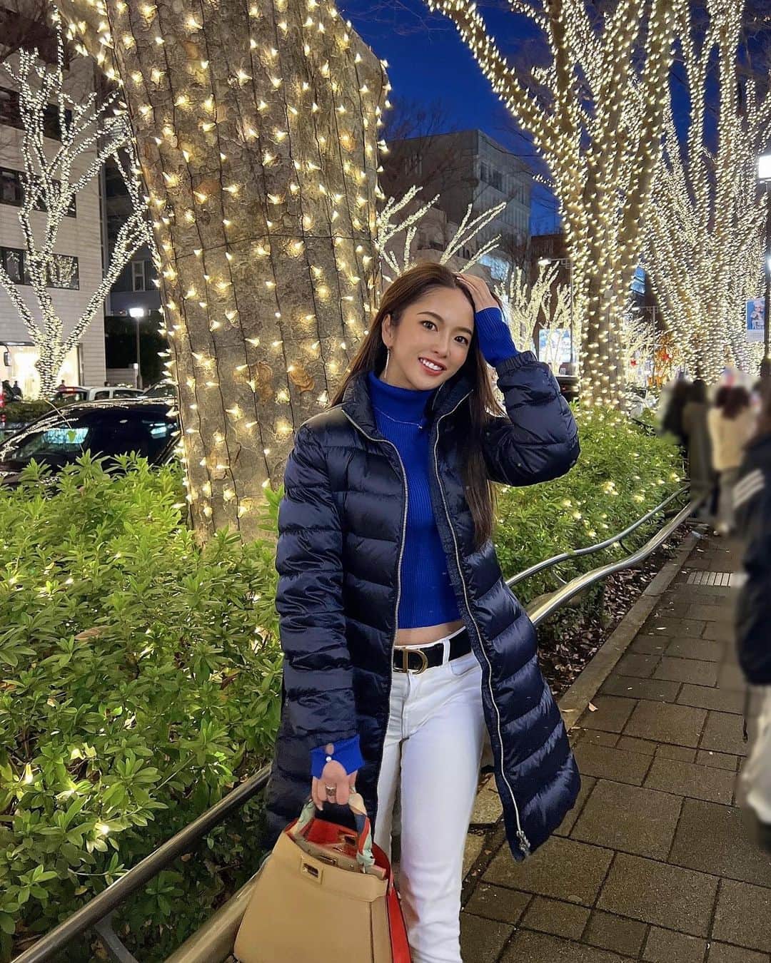 宇都宮茜のインスタグラム：「2022年ありがとうございました🍀  関わってくれた皆様、友達、お仕事の方々、 フォロワーの皆様方ありがとうございます💓  来年も変わらず関わってくれたら嬉しいハッピーです😘  . 今年は下半期から住む場所も変わって 環境もがらりと変わって 何億年ぶりの一人暮らしもはじめて心機一転な年でした🌱  . ちょっとずつ海外解禁されていってるし来年は海外たくさんいきたいから私のお友達一緒にいこうね🥳🥳  .  それでは来年も みんな更に良い年になりますように🫶🏼❤️‍🔥  thank you -🫦💕  .  .  Thank you for 2022 🥳Thank you to everyone who has been involved, friends, workers, and followers 😼💋I would be happy if you could be involved next year as well 🙊💕  感谢 2022 🫦感谢所有参与的人，朋友，工作人员和追随者💄如果你明年也能参与我会很高兴🙌🏾😻  2022년 감사합니다 🤟🏾참여해 주신 여러분, 친구, 직장 분, 팔로워 여러분 감사합니다 😸🫱🏻‍🫲🏾내년에도 변함없이 참여해 주시면 기쁜 해피입니다 😍😍  .  .  .  .  .  .  .  .  .  .  .  .  .  .  .  .  .  .  .  .  .  .  .  .  .  .  .  .  .  .  .  .  .  .  .  #年末#2022#年越し#表参道#イルミネーション#表参道イルミネーション#海#ビキニ#イルミネーション2022#東京イルミネーション#インスタグラビア#水着ギャル#水着女子#コンパニオン#イベントコンパニオン#キャンギャル#全身コーデ#ビキニ女子#オートサロン#カスタムカー#展示会#水着#海好き女子#japanesegirl#泳装#수영복#Swimsuitgirls#omotesando#tokyotrip#tokyofashion」