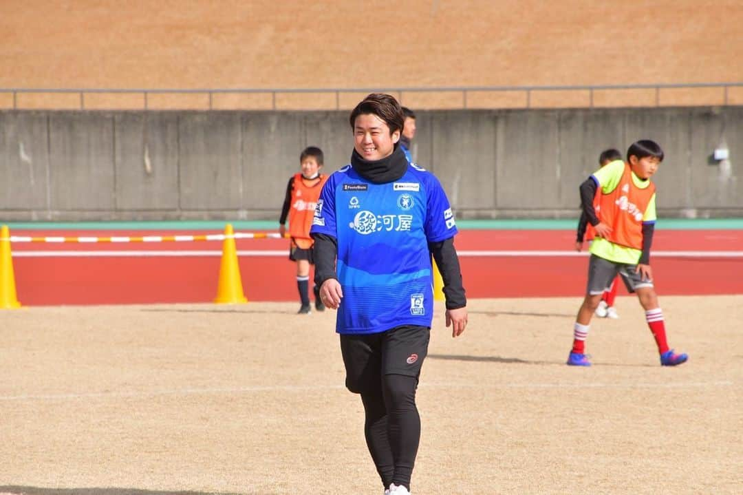 大前元紀さんのインスタグラム写真 - (大前元紀Instagram)「第５回駿河屋サッカー教室に参加させてもらいました！  素晴らしい会に参加させてもらい本当にありがとうございます😊  高校を卒業して18歳でエスパルスに入団した僕からしたら夢のような時間でした。  小学生みんなのサッカーに対する気持ちや思いを肌で感じでサッカーが好きだなと思ったしまだまだサッカーをしたいしサッカーで夢を与えたいなと思いました！！ ありがとうございます！  そして… 大好きな2人が今年引退をしました。 最後に一緒にプレーさせてもらえて本当に嬉しかったです。 洋平さんは初めてエスパルスの練習参加した時に衝撃を受けました。 こんなうまいキーパーがこの世にいるんだ…全然入らないじゃん。 と言うのが初めて見た時の素直な気持ちでした。 そこから入団して一緒にやらせてもらって洋平さんのうまさ優しさに何度助けられたかわかりません。 一緒にプレーさせてもらってありがとうございました。  大悟さんにも本当にお世話になりました。 怪我をしててあまり一緒にプレーする機会がなかったですがとにかくうまかった。 一つ一つのプレーが丁寧だしやっていて勉強になりました。 私生活でも良くしてもらいました。 ありがとうございます。  書ききれない事がいっぱいありますが2人とも大好きです😊 長い現役生活お疲れ様でした！！！  #駿河屋サッカー教室  #清水エスパルス  #レジェンドが多過ぎてタグ付けできません  #1枚目は俺からしたら考えられません  @tadaaki.matsubara  ありがとうございました  @daigokobayashi_official  @yohei_nishibe_1」12月31日 21時20分 - genki_omae10