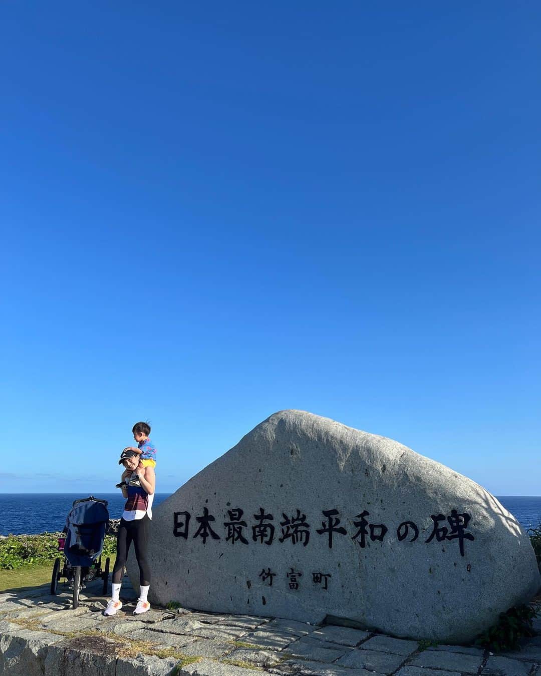 湯田友美さんのインスタグラム写真 - (湯田友美Instagram)「2022 人生で1番余裕のない一年でした😂🥹  その中でも、自分がやりたい仕事をやり続けられた一年だった🔥😊  遊びでは、3000m級の山へ子供背負って登頂できたこと。#波照間島 で日本最南端の碑までバギーランで行けたことがよかったかな😁  振り返るといろんな人に支えられて、感謝のきもちでいっぱいだ🤲なかなか会えなくても、インスタで繋がってくれてる皆様も、ありがとうございます😊  皆さん、良いお年をお迎えください！🌅  #2022 #バタバタ #丁寧な暮らしとは 笑  #沖縄 #波照間島 #日本最南端の碑 #バギーラン #西表島 #マングローブ #子供とハイキング #自然 #生きてる島 #自然が好き 🌿」12月31日 21時21分 - yudatomomi