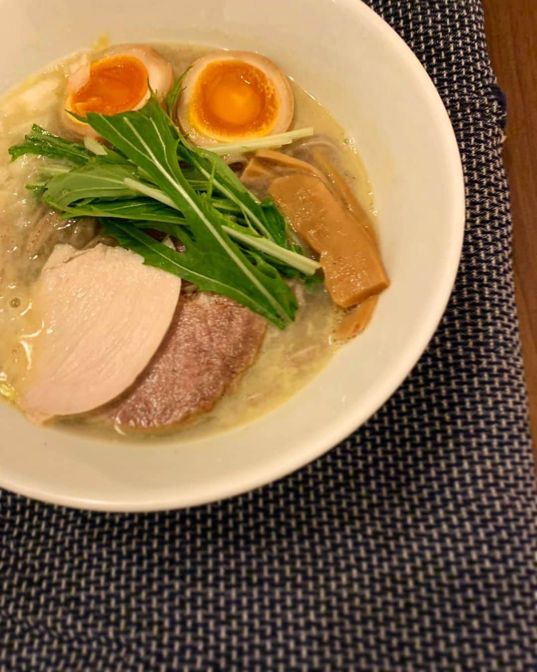 かわうちきっぺいのインスタグラム：「今年の年越し蕎麦は鶏白湯。 スープもチャーシュー達もお手製でとてもおいしかった。」