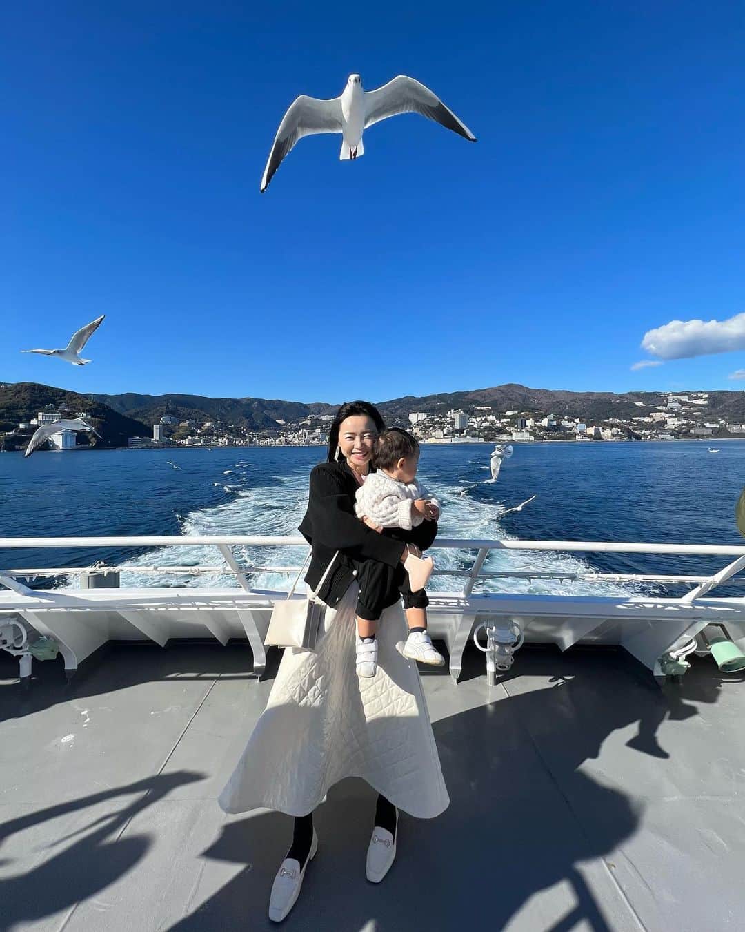 のインスタグラム：「恒例の😁振り返りブログを更新しました✍️  この一年を振り返り、子育てしながらお仕事ができて、大変なこともあったけど本当に幸せでした。  予定外な事に、近くの一時保育が4月時点での1歳児クラス(つまり2歳児)〜受け入れだったため、 親に頼ったり、シッターさんファミサポさんの4人体制で毎回スケジューリング。😇 (ご了承いただいて家に見守りカメラも設置しました。)  改めて様々な方のご理解と支えあってここまでこれたと身に沁みます。🙏  そんな怒涛に過ぎる毎日だけど、子どもと見る景色はまるで新世界で、四季は一層美しくて、一緒に過ごす時間は愛おしくて、笑った顔も泣いた顔も全部可愛くて。。。 成長を一瞬たりとも見逃したくないくらい、それはそれはかけがえのない一年でした。  みなさんはどんな一年でしたか？ 苦しい時も、思い出して深呼吸できましたか？😮‍💨✨  新しい一年、みなさんと大切な人が、心も体もヘルシーにたくさん笑って過ごせますように。  私は一番は子どもにとって誇れる母でいたいな。 そのためにも、ヨガや健康を発信し続けて、一人でも多くの人に幸せを届けられるよう頑張ります❣️  改めまして今年もお世話になりました。 来年もどうぞよろしくお願いします。😆  良いお年をお迎えくださいね🎍  たくさんの愛と感謝のきもちをこめて🫶 2022.12.31 京乃ともみ  『2022① アメリカ帰省✈️』 https://ameblo.jp/tomomi-kyono/entry-12781495923.html  『2022②企業コラボとイベント』 https://ameblo.jp/tomomi-kyono/entry-12781751292.html  『2022③アスリートとヨガ🧘‍♂️』 https://ameblo.jp/tomomi-kyono/entry-12781495958.html  『2022④ラグビー日本代表候補大分合宿』 https://ameblo.jp/tomomi-kyono/entry-12781928579.html  『2022⑤ 企業ヨガと腸質改善アドバイザー🤓』 https://ameblo.jp/tomomi-kyono/entry-12781987503.html  『2022 ⑥雑誌掲載📚』 https://ameblo.jp/tomomi-kyono/entry-12781813686.html  『2022 last テレビにたくさん出演させていただきました！』 https://ameblo.jp/tomomi-kyono/entry-12781337219.html  #アメブロ　#京乃ともみ　#年末ブログ」