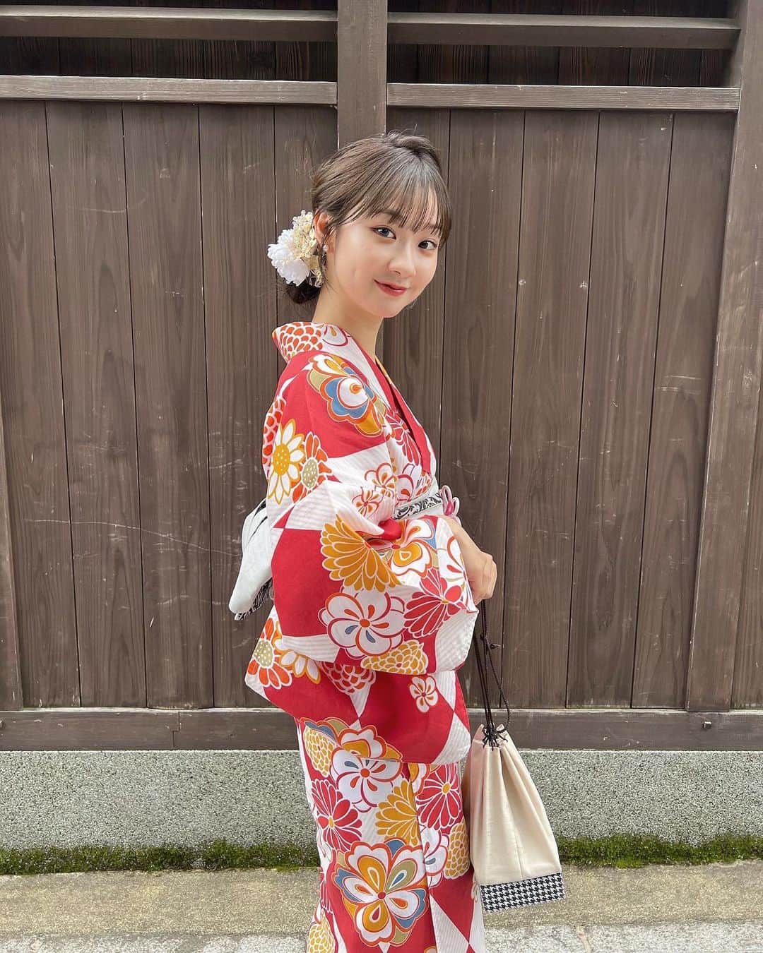 田邉彩香のインスタグラム：「🤍☕️🌺  2022年ありがとうございました🫶🏻  来年は、自分の大切な物や大切な人を もっと大切にできる1年にしたいです！  SNSも今年はゆるっと続けてたけど、 来年はもっと自分の好きなことを 発信していけたらいいなーって思ってます！ がんばるぞ〜〜🦥  それではよいお年を✨🐰」