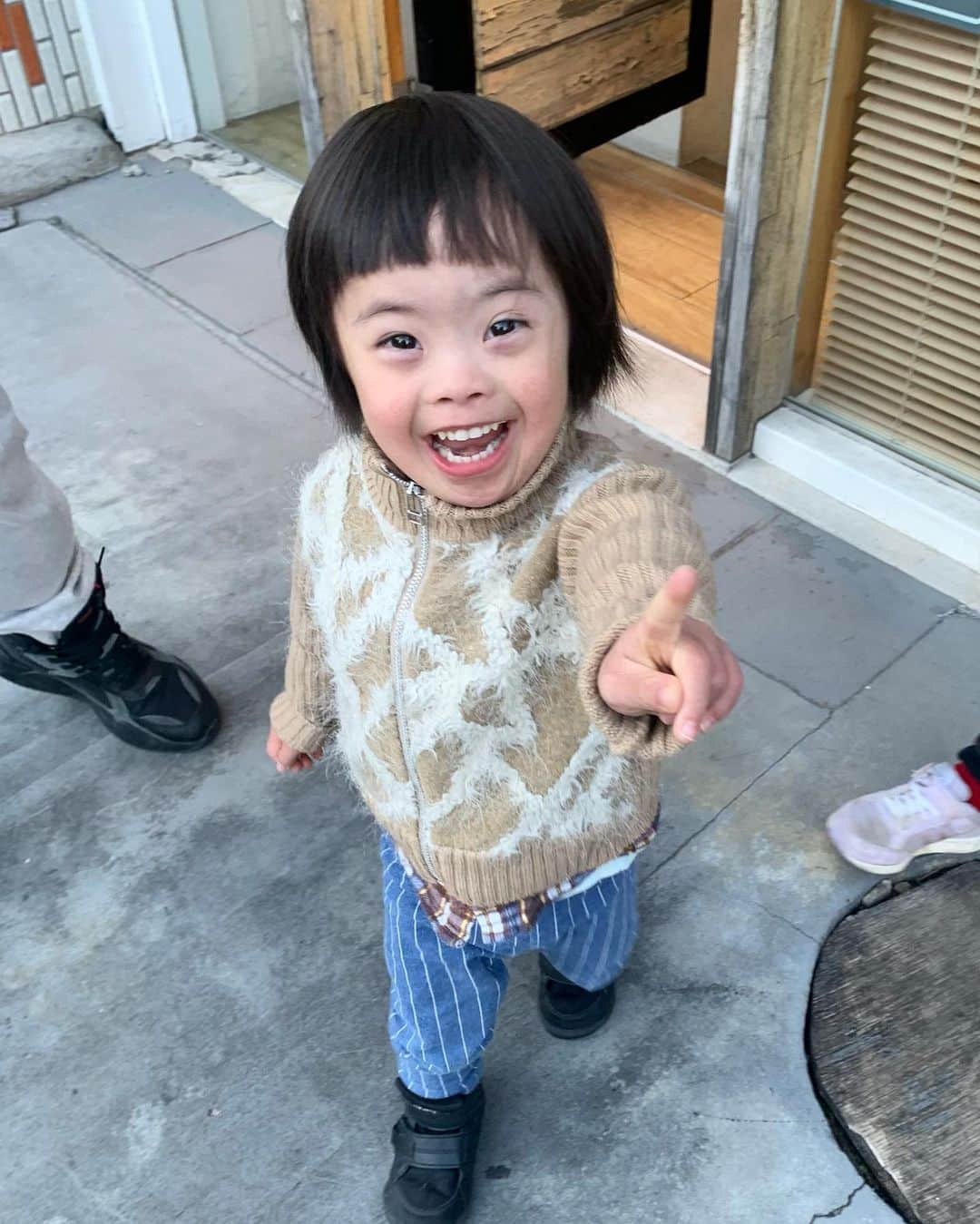 桜田聖子のインスタグラム：「今年もありがとうございました💕  輝馬、今年は１度も入院することもなく、元気いっぱいに過ごす事が出来ました✨✨✨(去年は１年のうち約３ヶ月入院生活だった🥲)  今年は、沢山の事に興味を持ち、色々な事を吸収して、すごく成長したなぁと感じられる１年でした😊  ママが忙しすぎて、なかなかInstagramを更新することが出来ませんでしたが、来年は、もう少し輝馬の成長記録をしっかり綴っていきたいな🍀  今年も、沢山の方に、輝馬Instagramを見て頂き、ありがとうございました❣️  来年は、ダウン症候群のお友達とも沢山会えたら良いな💕  皆様、良いお年をお迎えください😊  #downsyndrome #specialneeds #trisomy21 #ダウン症 #ダウン症候群 #トリソミー21 #3歳10ヶ月 #成長記録 #生まれてきてくれてありがとう  #心室中隔欠損症  #男の子ママ  #男の子 #boy #ダウン症ボーイ #trisomy21boy」