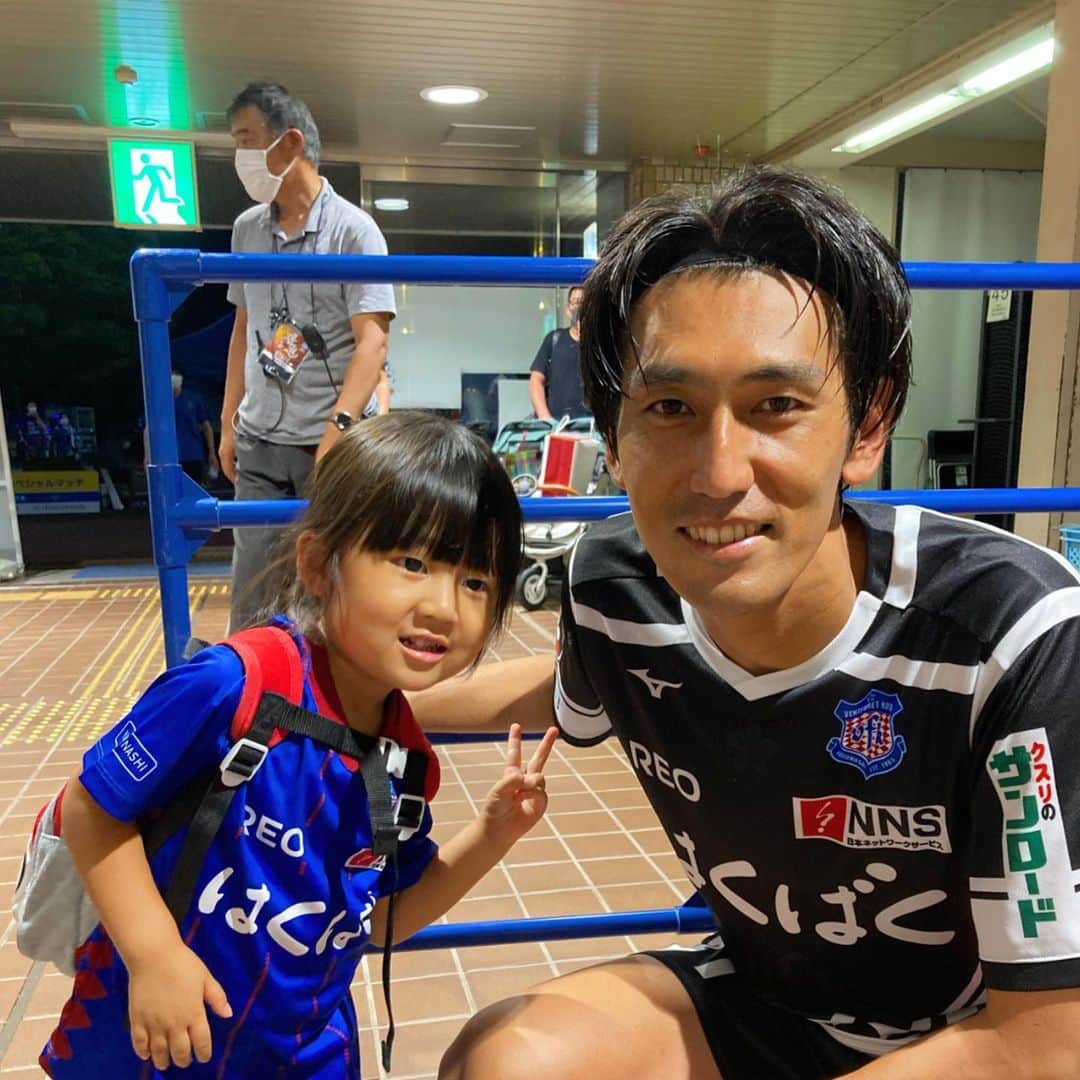 岡西宏祐のインスタグラム：「2022年もいろいろな方々に支えていただきありがとうございました！！ 振り返ると本当に良い年でしたし、自分の夢だった娘との入場ができて忘れない年になりました！  来年もよろしくお願いします！  #ありがとう甲府」
