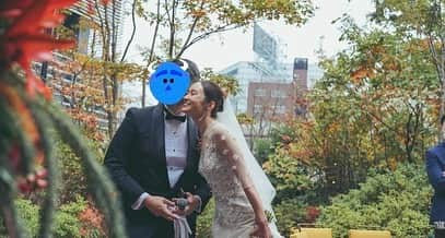 鉢嶺杏奈さんのインスタグラム写真 - (鉢嶺杏奈Instagram)「2022年の終わりに 思い出の結婚式の写真載せちゃいます❤️  皆さん、どんな年越しお過ごしですか？＾＾ 私は、去年はBOSSの寝かし付けに寝不足が続いてたので22時に夢の中にいましたねw そんな息子も 今日は、紅白のスタートを一緒に見て 一緒にリズムに乗って踊りました♫ 一年でこんなにも違うとは。。。。 リズムに乗って手を叩く楽しげなBOSSを見て 私は，嬉しくて泣いてしまいましたw お母さんになるとこんなにも涙もろくなるんですねww  毎日たくさんのプレゼントを BOSSありがとう❤️  今夜は、夫婦揃って サリー特製年越しそば食べます。 そんな幸せすぎる年越しです❤️うふ❤️  2022年。 私にとって新しいこと山盛りの最幸せの年でした。 2023年も今年を超えるくらい 忙しくて楽しい毎日が始まるんだと思うと楽しみでならない❤️ 知らない毎日がやってくる！ 選択肢は無限大❤️ 未来が待ち遠しいです❤️  2023年も変わらずよろしくお願いします＾＾  #2022年 #2023年 #BOSS #wedding #子育て #1歳ママ」12月31日 21時42分 - hachimine_anna