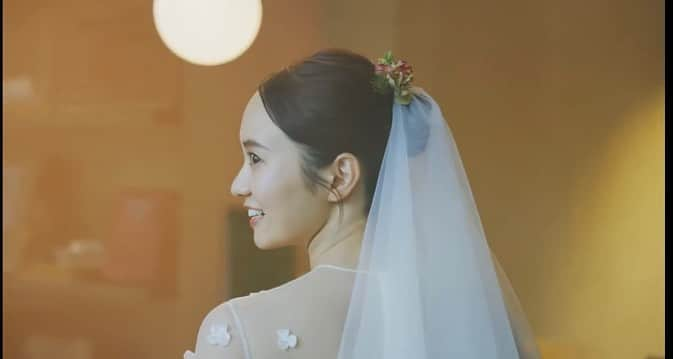 鉢嶺杏奈さんのインスタグラム写真 - (鉢嶺杏奈Instagram)「2022年の終わりに 思い出の結婚式の写真載せちゃいます❤️  皆さん、どんな年越しお過ごしですか？＾＾ 私は、去年はBOSSの寝かし付けに寝不足が続いてたので22時に夢の中にいましたねw そんな息子も 今日は、紅白のスタートを一緒に見て 一緒にリズムに乗って踊りました♫ 一年でこんなにも違うとは。。。。 リズムに乗って手を叩く楽しげなBOSSを見て 私は，嬉しくて泣いてしまいましたw お母さんになるとこんなにも涙もろくなるんですねww  毎日たくさんのプレゼントを BOSSありがとう❤️  今夜は、夫婦揃って サリー特製年越しそば食べます。 そんな幸せすぎる年越しです❤️うふ❤️  2022年。 私にとって新しいこと山盛りの最幸せの年でした。 2023年も今年を超えるくらい 忙しくて楽しい毎日が始まるんだと思うと楽しみでならない❤️ 知らない毎日がやってくる！ 選択肢は無限大❤️ 未来が待ち遠しいです❤️  2023年も変わらずよろしくお願いします＾＾  #2022年 #2023年 #BOSS #wedding #子育て #1歳ママ」12月31日 21時42分 - hachimine_anna