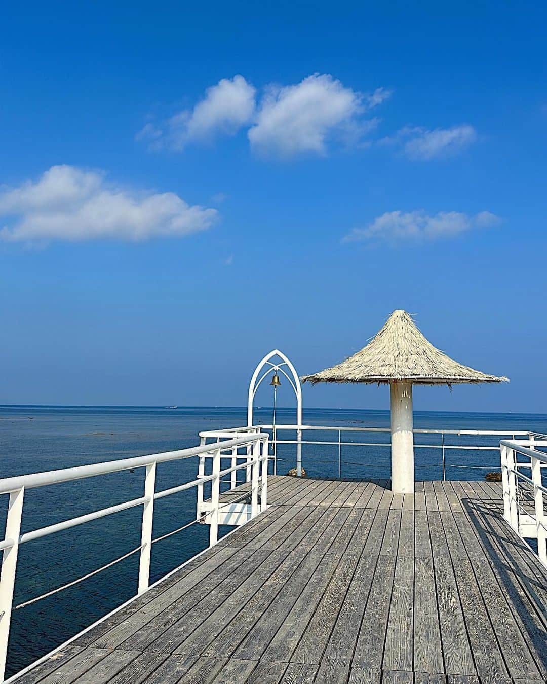 飯坂采子さんのインスタグラム写真 - (飯坂采子Instagram)「今年、最後の投稿は沖縄の綺麗な海と空で🐚🍃⠀ ⠀ 2日目の朝に @fusaki_ishigaki 内をお散歩♡1日目のサンセットも綺麗だったんだけど朝の青く澄んだ海も綺麗すぎました🥺！お散歩しているとハイビスカスを発見して南国気分が増したり🌺夜になって雰囲気がガラッと変わるところも素敵な思い出に。⠀ ⠀ 2日目のコーデ☁️⠀ onepiece : @hm⠀ tops : @cocodeal_official⠀ shoes : @slobeiena @malvados⠀ ⠀ 海と砂浜に映えるホワイト×ブルーのコーデ🧺ワンピの中は水着スタイルで。ビーチサンダルは、スローブイエナにふらっとよってみたときに、、、マルバドスのもので見つけて久しぶりに旅行前に買い足ししたものでした〰️⠀ ⠀ ちょっと早いけれど、、、今年も一年ありがとうございました🤍。当たり前の日常が当たり前じゃないと改めて実感できる年で幸せを噛み締める一年でした！そして、新たなゲームという趣味も加速して好きなVtuberができたりゲームのPOPUPに足を運んだり、お陰で旅行が減ったなかでも楽しい一年を過ごせたなっと💭趣味からゲーミングPCを購入するという一歩踏みだすことにもなり、PCがお家にあるということで、来年は動画にも挑戦する年にしたいなって思ってます🥰ゲームなのかメイクなのか美容なのか内容は決まってないけれど時間をとれる限りゆっくり進められたらと思ってます！⠀ ⠀ Thanks for 2022。。♥️⠀ ⠀ #okinawa#ishigakijima#fusakibeachresort#1004#HMxME#handm#cocodeal#slobeiena#malvados#沖縄#石垣島#フサキビーチリゾート#エイチアンドエム#ココディール#スローブイエナ#マルバドス#150cm#150cmコーデ#Sサイズコーデ#低身長コーデ#あや_ふく#あや_日記」12月31日 21時36分 - ayamini316