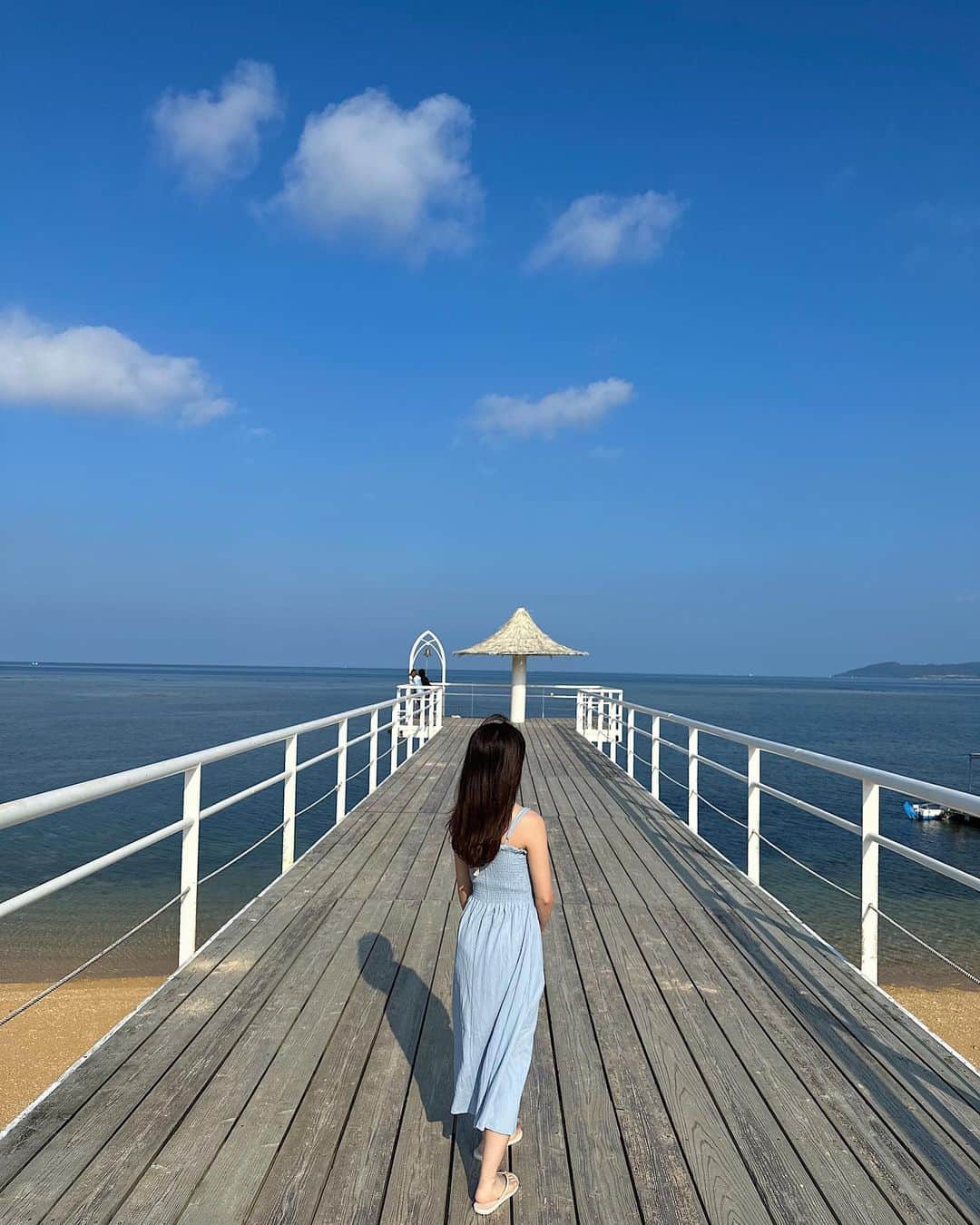 飯坂采子のインスタグラム：「今年、最後の投稿は沖縄の綺麗な海と空で🐚🍃⠀ ⠀ 2日目の朝に @fusaki_ishigaki 内をお散歩♡1日目のサンセットも綺麗だったんだけど朝の青く澄んだ海も綺麗すぎました🥺！お散歩しているとハイビスカスを発見して南国気分が増したり🌺夜になって雰囲気がガラッと変わるところも素敵な思い出に。⠀ ⠀ 2日目のコーデ☁️⠀ onepiece : @hm⠀ tops : @cocodeal_official⠀ shoes : @slobeiena @malvados⠀ ⠀ 海と砂浜に映えるホワイト×ブルーのコーデ🧺ワンピの中は水着スタイルで。ビーチサンダルは、スローブイエナにふらっとよってみたときに、、、マルバドスのもので見つけて久しぶりに旅行前に買い足ししたものでした〰️⠀ ⠀ ちょっと早いけれど、、、今年も一年ありがとうございました🤍。当たり前の日常が当たり前じゃないと改めて実感できる年で幸せを噛み締める一年でした！そして、新たなゲームという趣味も加速して好きなVtuberができたりゲームのPOPUPに足を運んだり、お陰で旅行が減ったなかでも楽しい一年を過ごせたなっと💭趣味からゲーミングPCを購入するという一歩踏みだすことにもなり、PCがお家にあるということで、来年は動画にも挑戦する年にしたいなって思ってます🥰ゲームなのかメイクなのか美容なのか内容は決まってないけれど時間をとれる限りゆっくり進められたらと思ってます！⠀ ⠀ Thanks for 2022。。♥️⠀ ⠀ #okinawa#ishigakijima#fusakibeachresort#1004#HMxME#handm#cocodeal#slobeiena#malvados#沖縄#石垣島#フサキビーチリゾート#エイチアンドエム#ココディール#スローブイエナ#マルバドス#150cm#150cmコーデ#Sサイズコーデ#低身長コーデ#あや_ふく#あや_日記」