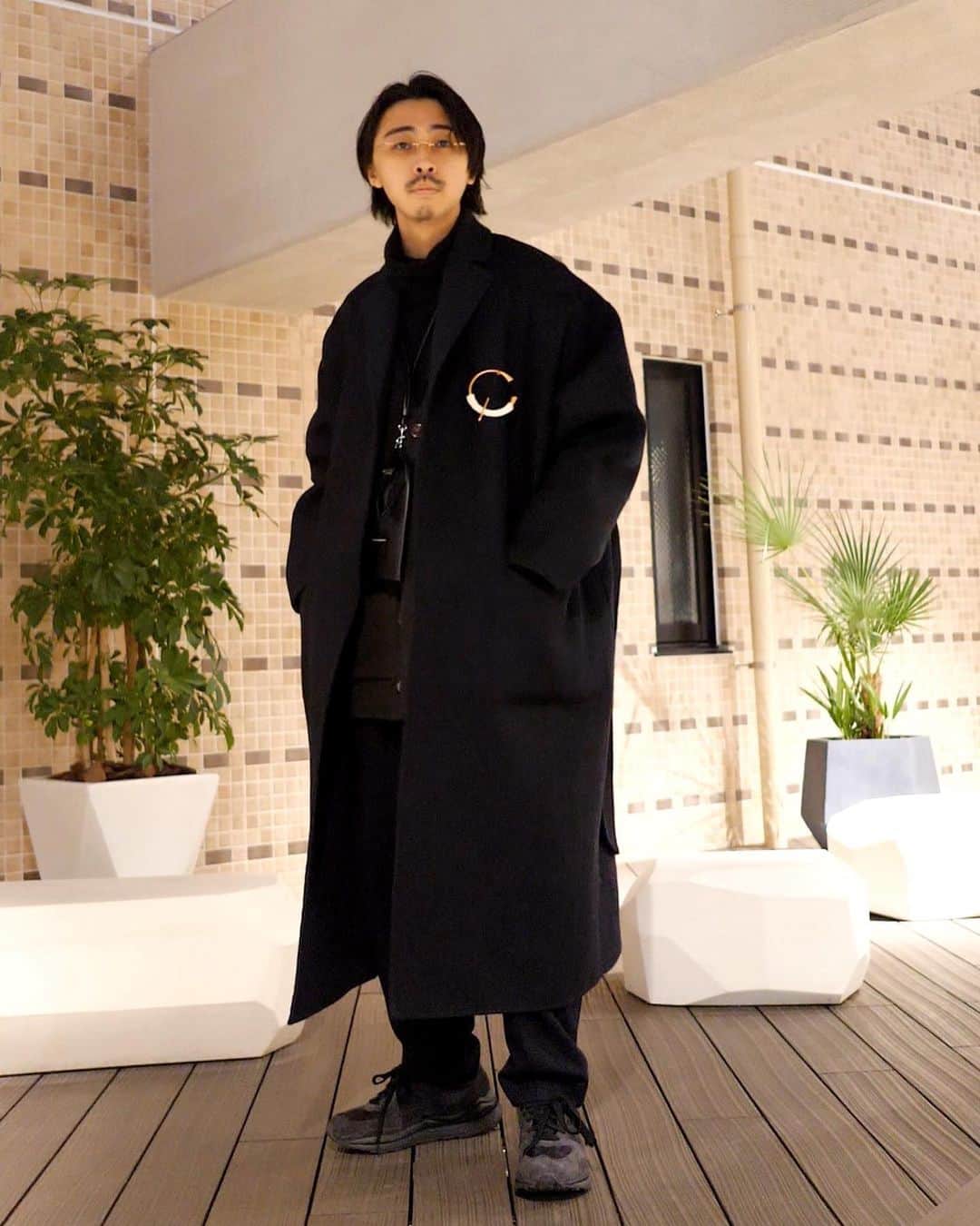 なかむのインスタグラム：「今年もありがとうございました。 明日アレの動画3本公開するので、見てください。  outer:MASU inner:MAISON MARGIELA pants:JIL SANDER shoes:NEW BALANCE  #masu #mm6 #margiela #newbalance #jilsander #yohjiyamamotopourhomme #yohjiyamamoto」