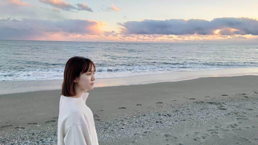 尾碕真花さんのインスタグラム写真 - (尾碕真花Instagram)「. . . 2022年ももうすぐ終わってしまいますね。 . 今年も皆様ありがとうございました。 . 来年からも宜しくお願い致します。 . 良いお年を🌙」12月31日 21時45分 - ichika_osaki_official