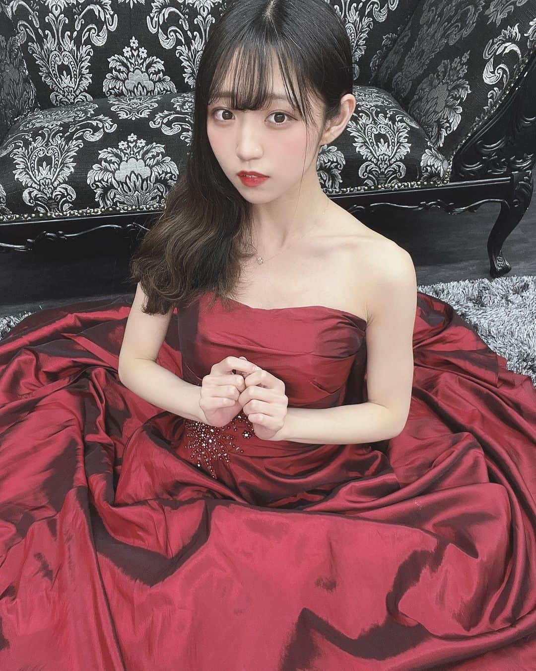 るいのインスタグラム：「今年もたくさんお世話になりました。長くなりそうなので暇な時にでも読んで貰えたらいいなという気持ち。  今年1年色んなことがありました。数ヶ月間だけど社会人になって働いてた時期もあります。アイドルしてた頃と生活リズムが真逆になって慣れないこと続きで右往左往して生きて行く自信失くしたことも正直ありました。福岡帰ろうって何回も悩んだし、でも帰ってもこのままでいいのかなとか色々自分の中で葛藤がありました。でも社会人経験してみんなが仕事終わりだったり休日に会いに来てくれることの大変さや有り難さを学べて逢いに来てもらえるのが当たり前じゃないこともすごく実感できて大変だったけど働いてよかったなって思いました。 GTRAでアイドルに転生してから最年長になってリーダー(仮)になってやり甲斐も感じたし私はどうしたらいいんだろうってたくさん考えて病むこともいっぱいだったけど今、桜木のあとして生きれていることがすごく幸せです。この世界に戻るつもりがなかった私を根気強く誘って待っててくれたプロデューサーには感謝してもしきれないです。ありがとうございます。 周りと仲良くするのが苦手な私に、みおもまおもふぅもみんなが寄り添ってくれてGTRAのメンバーとして受け入れてくれて仲良くしてくれて本当にありがとうという気持ちでいっぱいです。 アイドルとして戻ってくるのを待っててくれたみんなにもたくさん感謝しています。帰ってきてくれてありがとうとか待ってたよって言葉にすごく救われました。推しメンにしてくれたり、好きだと言ってもらえてすごく嬉しいです。 みんながありがとうって言ってくれるけど私こそ本当にありがとうの気持ちでいっぱいです。ありがとう  文章下手すぎて上手く言葉にできてるか分からないけどみんなのおかげで今の私、桜木のあがいます。みんながのあちゃんが幸せなら幸せだよって言ってくれるように私はみんなの幸せが私の幸せです！ これからも一緒に幸せに生きていこうね！」