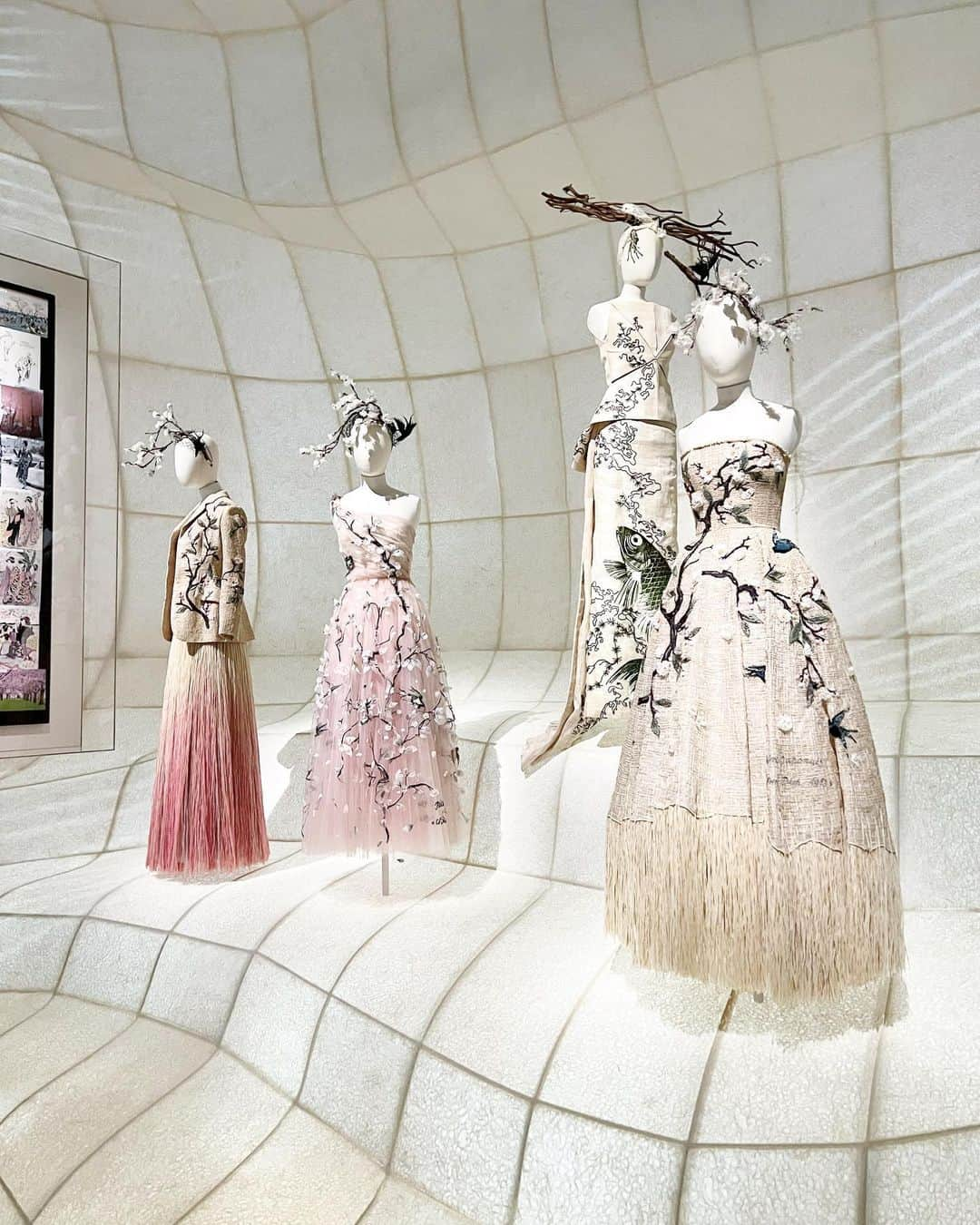 新井椎己さんのインスタグラム写真 - (新井椎己Instagram)「Through back this beautiful exhibition, finally being held in tokyo. - Christian Dior 「夢のクチュリエ展」  2022/12/21 - 2023/5/28 @東京都現代美術館  息を呑むほど美しい作品の数々と空間づくり、そしてそれらの共鳴… 75年を超える素晴らしい歴史とクラフトマンシップへの敬意に改めて感動しました。Dior x Japon の展示も見どころです🤍  @dior  #diordesignerofdreams」12月31日 21時49分 - sheenaarai