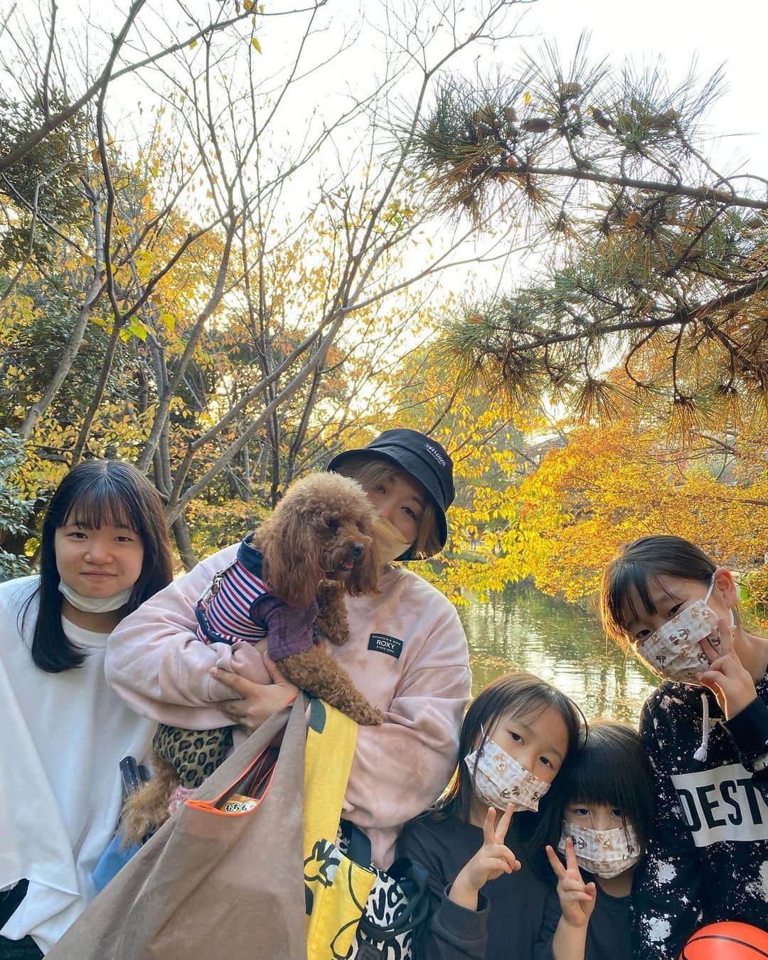 美奈子のインスタグラム：「2022🌼今年もあと僅かですね。  今年も 沢山の方々に支えて頂き 元気に楽しい毎日を過ごせました。  ありがとうございます( *´꒳`* )  2022年最後の日まで 末っ子小雪は 笑わせてくれます🤣🤣 口紅ってここまで塗るっけ？笑笑  ではでは みなさん 今年も残りあと僅か。 良いお年を❤️  #ありがとうございます #良いお年を #美奈子」