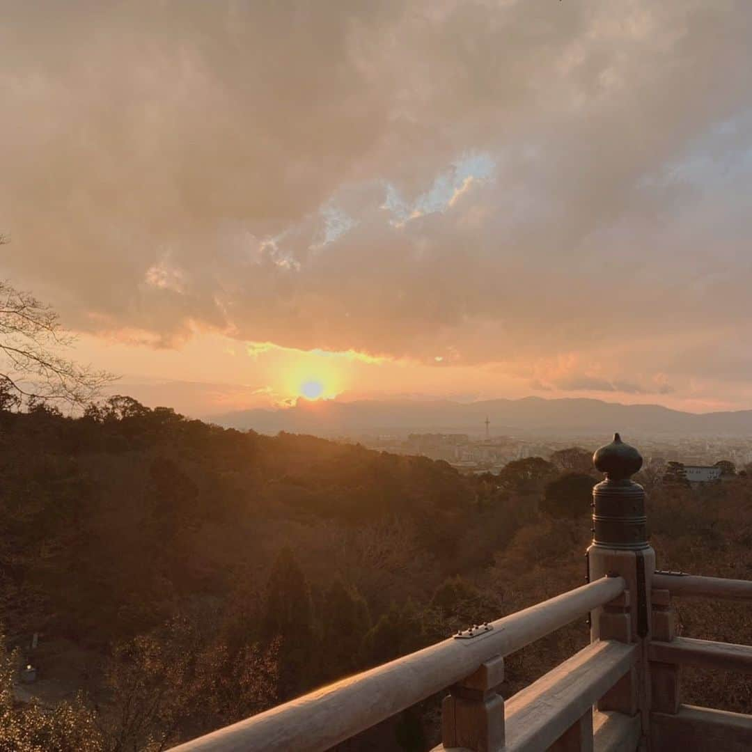 新立美香さんのインスタグラム写真 - (新立美香Instagram)「前回の投稿では、 沢山のいいねや、 温かいコメントをいただき 本当にありがとうございます😢✨ 皆様の温かさに、嬉しすぎて コメントを読み進めながら涙がでました🥺  今年も残りわずかですね🥹 皆様はどのような一年をお過ごしでしたか？ 一年間、大変お疲れ様でした😌  今年がどんな年であっても、 来年は平和で心穏やかに過ごせる 良い一年となりますように✨  よいお年をお迎えください🎍  #thankyou for2022 #ご挨拶 #良いお年を」12月31日 22時00分 - mika_323