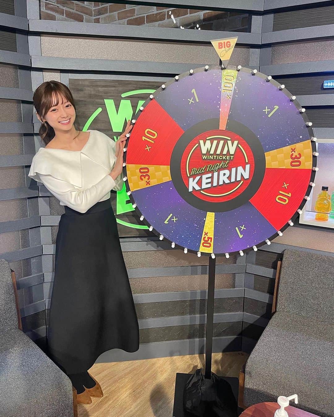 のインスタグラム：「🚴‍♀️ ⁡ 今年の仕事納めもミッドナイト競輪でした！ ルーレットが最終日だったので記念に🤭 Abemaでの毎週金曜日のこの時間は、 番組の企画やキャンペーンが日ごとにパワーアップしていて 2022年はより一層、競輪を楽しむことができました✨ ⁡ ⁡ この番組だけでなく、ニッポン放送の辛坊治郎ズームや YouTubeの動画を通じて見守ってくださった皆さま♡  2022年も、温かい応援をありがとうございました💐✨ ⁡ ⁡ ⁡ 吉田悠希」