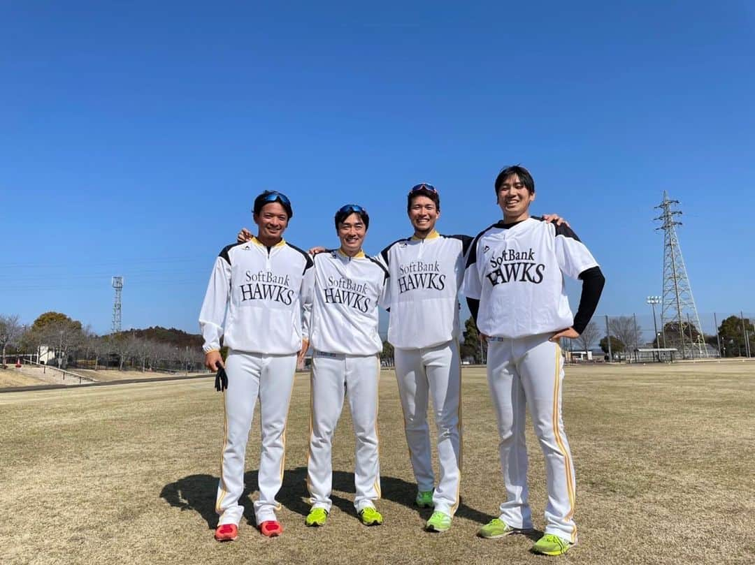 石川柊太のインスタグラム：「今年もたくさんの応援ありがとうございました！  来年も変わらぬ応援よろしくお願いします！  なかなかうまく行かない時も、調子がめっちゃいい時でも、どんな時でも変わらず応援してくださるファンの皆様をこれからも大事にしたいですし、自分なりに恩返ししていけるように頑張ります！！  2023年も共々に頑張りましょう！  #福岡ソフトバンクホークス」