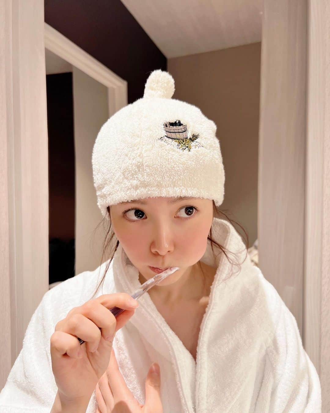 西村歩乃果のインスタグラム：「もうすぐ今年が終わりますね🐯  2022年はラストアイドルが活動終了し、新しい人生を歩み始めました！！！！ ソロのタレントとして、 活動を続けていますが アイドルではない私を　 応援し続けてくれてありがとう😭  2023年は更に頑張っていきたいとおもってます！ そして、念願のゲーム配信のお許しも出て 最近ではopenrecで配信をしています。 まだみたことないよーて方は 2023年にぜひご覧ください🥺🦀  昨日は親友と贅沢をしてきました！笑 カップルが行くような個室の焼肉屋さんに女2人で行き、 サウナ付きのカラオケホテル  MINAMIに行きました。 汗が全然かけなかったので 2023年はもっと汗をかけるように頑張ります😗  人生初のサウナハットでインスタ納めします。 みなさん、良いお年をお迎えください😘🙏  来年もよろしくねっ！！  #サウナ」