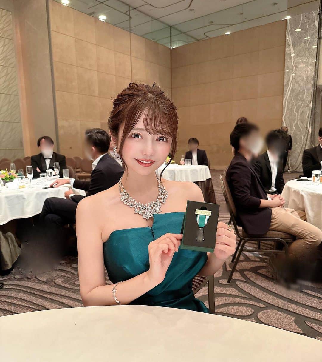遠藤 玲奈 /endo renaのインスタグラム：「2022年も終わりますね☃️ 年の瀬なので、今年のことを書いて終わり🍊  10月にお仕事の全社アワードで、 ベストクリエイター賞を受賞しました☺︎ 2ヶ月前の出来事とは思えないほど昔に感じます…😯笑  4月にコンテンツクリエイティブの責任者になり、 思い返せば、今年は社会人人生の中で 最も強く目標をもって過ごした勝負の年でした🐏  ひとりでは絶対あんなに踏ん張れなかったけれど、 絶対に妥協しない視座の高い上長や、 チームの方々とだから観ることのできた景色なので お世話になった方々を授賞式に連れて行くことができて 本当に嬉しかったです🥲🏅  まだまだ私自身未熟な部分もありますが、 お仕事では勝負強い存在へ、 人としては誰かの刺激や頑張るモチベーションとなる存在になっていけるよう2023年も駆け抜けます🐏  なんのこっちゃ？って感じだと思いますが、 まとめると、来年も良い年になるとよいですね🥹笑  写真はいっぱいあるけど、 たくさん偉い方が写っておられるので、 このへんにしておこう…🐰✨  来年も宜しくお願い致します☺︎ あと2時間だけど！🥹　  #2022年#突然のぼやき#ひかないで #ドレス#ヒール高すぎてヒヤヒヤしてた . .」