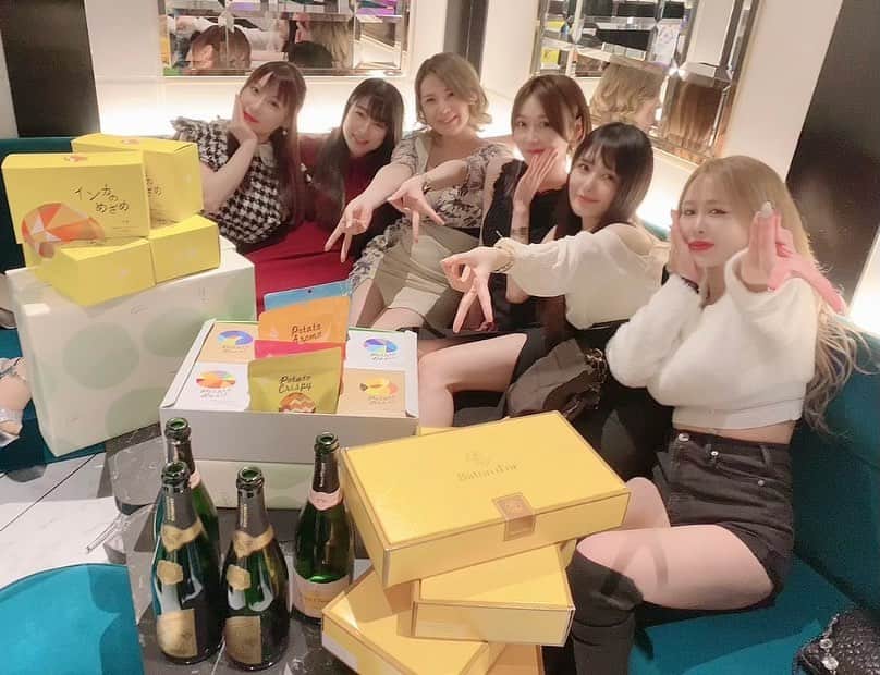 のインスタグラム：「. れんれんと、れんれんのお客様と、仲良しちゃん達のおかげで楽しい仕事納めになりました✨ ありがとうございました♡  2022年会いにきてくれた方ありがとうございました♡ 来年もレッドドラゴンで頑張ります！  よいお年をお迎えください🐰  ୨୧┈┈┈┈┈┈┈┈┈┈┈┈┈┈୨୧  Twitter新しくなりました ↪︎ reikasensei1023  よろしくお願いします♡  #橋本れいか #れいか先生 #レッドドラゴン #RedDragon #六本木 #キャバクラ #ドレス #ただいま #フォローしてね ♡♡」