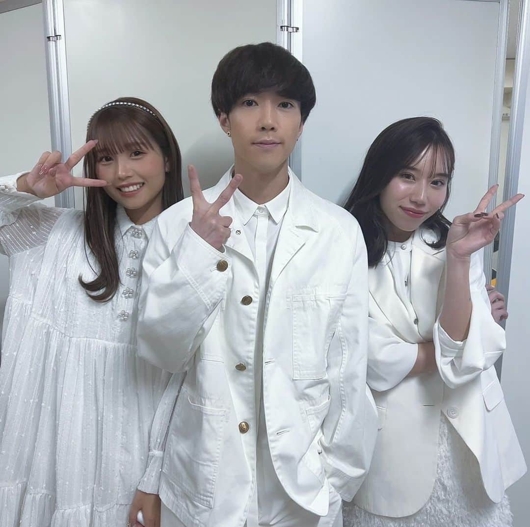 ばんばんざいのインスタグラム：「.  2022年本当にお世話になりました！  3人でYouTubeを続けている事が 今でも不思議な気持ちです。  沢山の方と関わる機会が増えたり 大きな場で歌わせていただいたり 全てはみんなのおかげで 今こうしてばんざんざいがあります。  来年も3人笑顔で頑張ります。 よろしくお願いします！！  #ばんばんざい #ももいろ歌合戦  #宵花火」