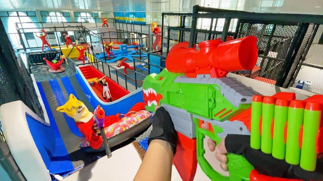 Kamiwaza Trickshotsのインスタグラム：「Nerf War | Amusement Park Battle 26🔫 ナーフ戦争 | とびくる編🔥公開  今回の舞台は北九州にあるトランポリンパーク「とびくる」！！ 男女問わず全世代が思う存分楽しめる遊び空間で熱きナーフの戦いが繰り広げられております😎🔥  @kitakyushu.tobikuru  お忙しいなか撮影に全面協力して頂き本当にありがとうございました🙏  @kamiwaza.tomo @nari_kamiwaza @hidetorian  #nerf #nerfwar #nerfgun #youtube #tobikuru #とびくる」