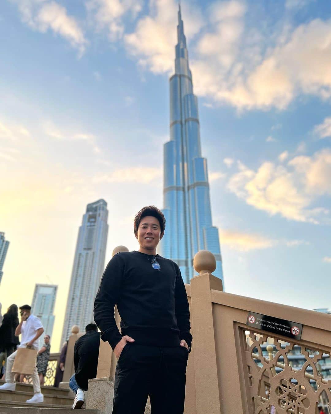 辻敬太のインスタグラム：「.  2022年も携わって下さった皆様ありがとうございました。  「一生挑戦」 成功者より成長者を貫きます。  申し訳ないですが新年の挨拶はLINEやメッセージが混雑して埋もれてしまい返信出来かねますのでこのコメントにいただければ助かります。  #経営者#起業家#実業家#ドバイ#Dubai」