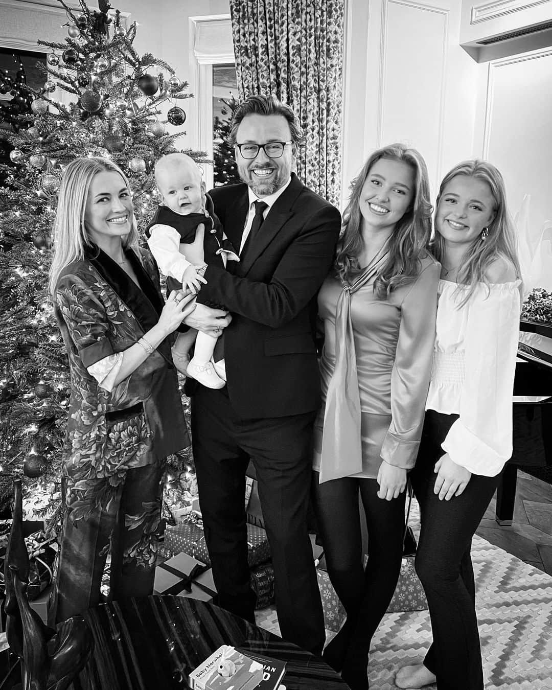 ヨアヒム・ローニングのインスタグラム：「We wish you a happy and peaceful new year 🕊️」
