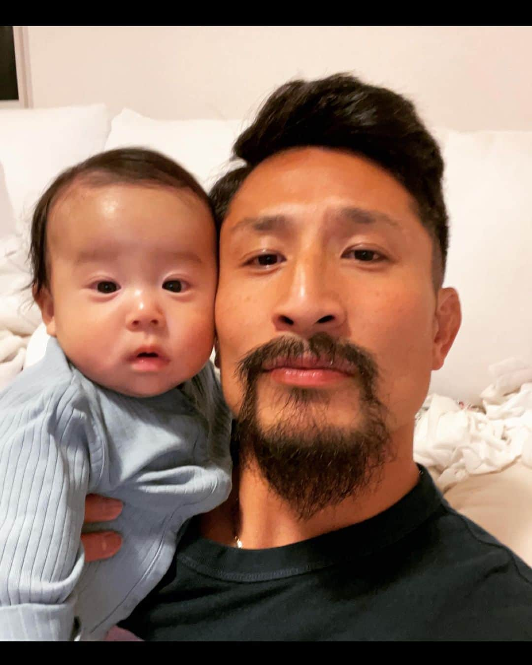 内田啓介さんのインスタグラム写真 - (内田啓介Instagram)「2022年はリーグワン優勝、第二子となる男の子が産まれたり、素晴らしい出会いがあったりする中で悲しい別れがあったりと色々あった一年でした 2023年もバキバキやるんで応援よろしくお願いします🙏🏾🔥 一日一日を大切に楽しみましょう🤟🏾」12月31日 22時06分 - uchida9kei