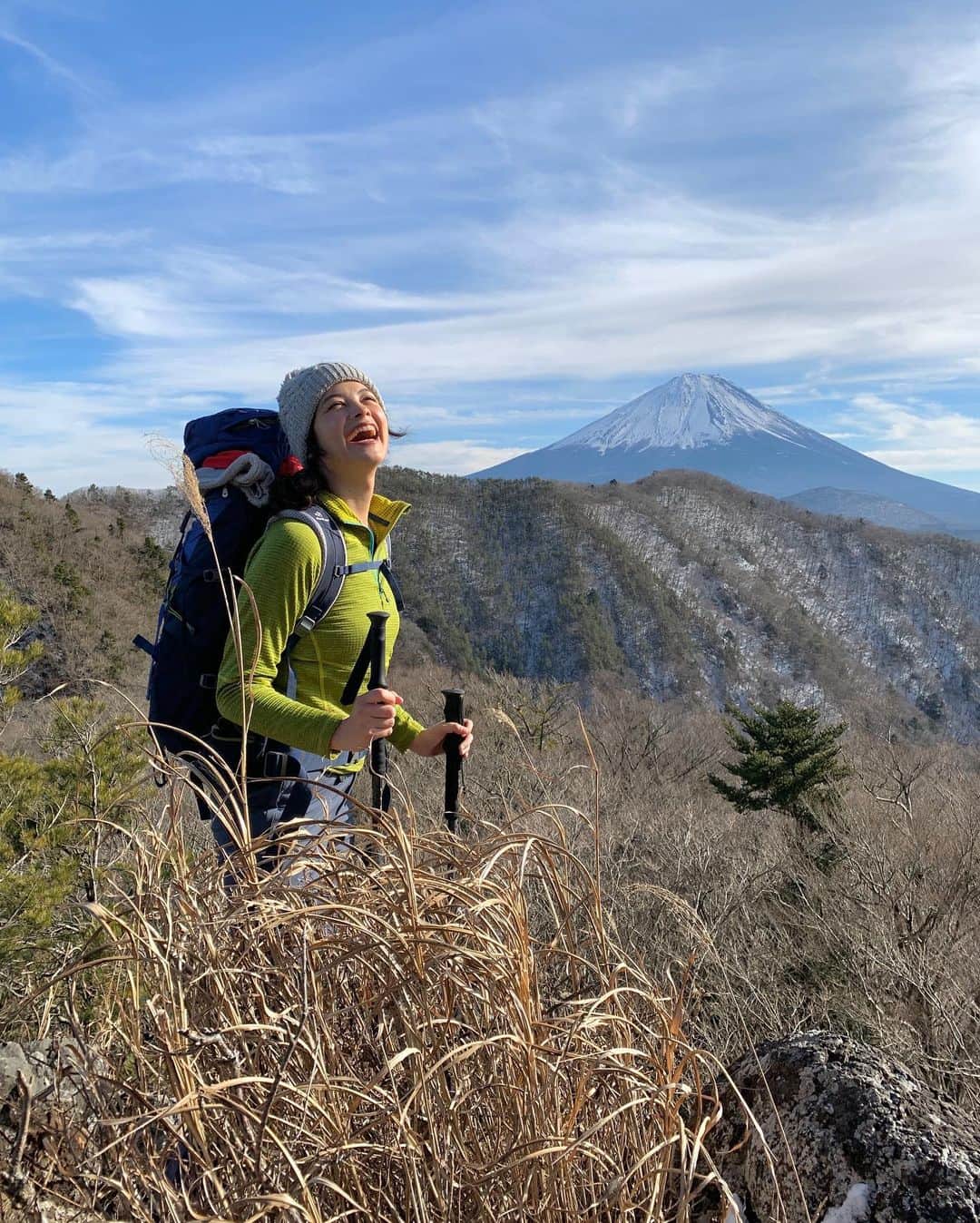 仲川希良のインスタグラム：「最後は怒涛の連続告知になってしまいましたが 新年早々おめでたい番組の再放送があります！ ・ テントを背負って「富士を見に行く」 NHK BSプレミアム 1月2日(月曜) 午前0:00～0:29 (……つまり1日深夜ですね！お間違えなきよう) ・ ・ この番組はちょうど1年前に撮影されたもので 今年の登り初めにふさわしく たっぷりと様々な角度から富士山のお姿を楽しみました ・ 煌めくダイヤモンド富士の朝日を全身で受け止めながら 「朝が来た」というそのことだけで 幸福で胸がいっぱいになるのを感じました ・ テレビの画面越しにぜひ 新しい年にピッタリの神々しい富士山をお楽しみください ・ ・ ・ ……というわけでこちらを #adventcalendar 🤣24 お喋りテーマにいただいた「今年の忘れがたい山行」のお答えとして 今年の更新はこれにて締めさせていただきたいと思います！笑 ・ SNSは演出されているようで やっぱり演出しきれないものだと常々感じてまして 今年もドッタンバッタン不安定な私の日常が滲み出るインスタグラムにお付き合いくださり 本当にありがとうございました ・ あったかくして 素敵な夢をみてね！ ・ ・ ・ #良いお年を ！」
