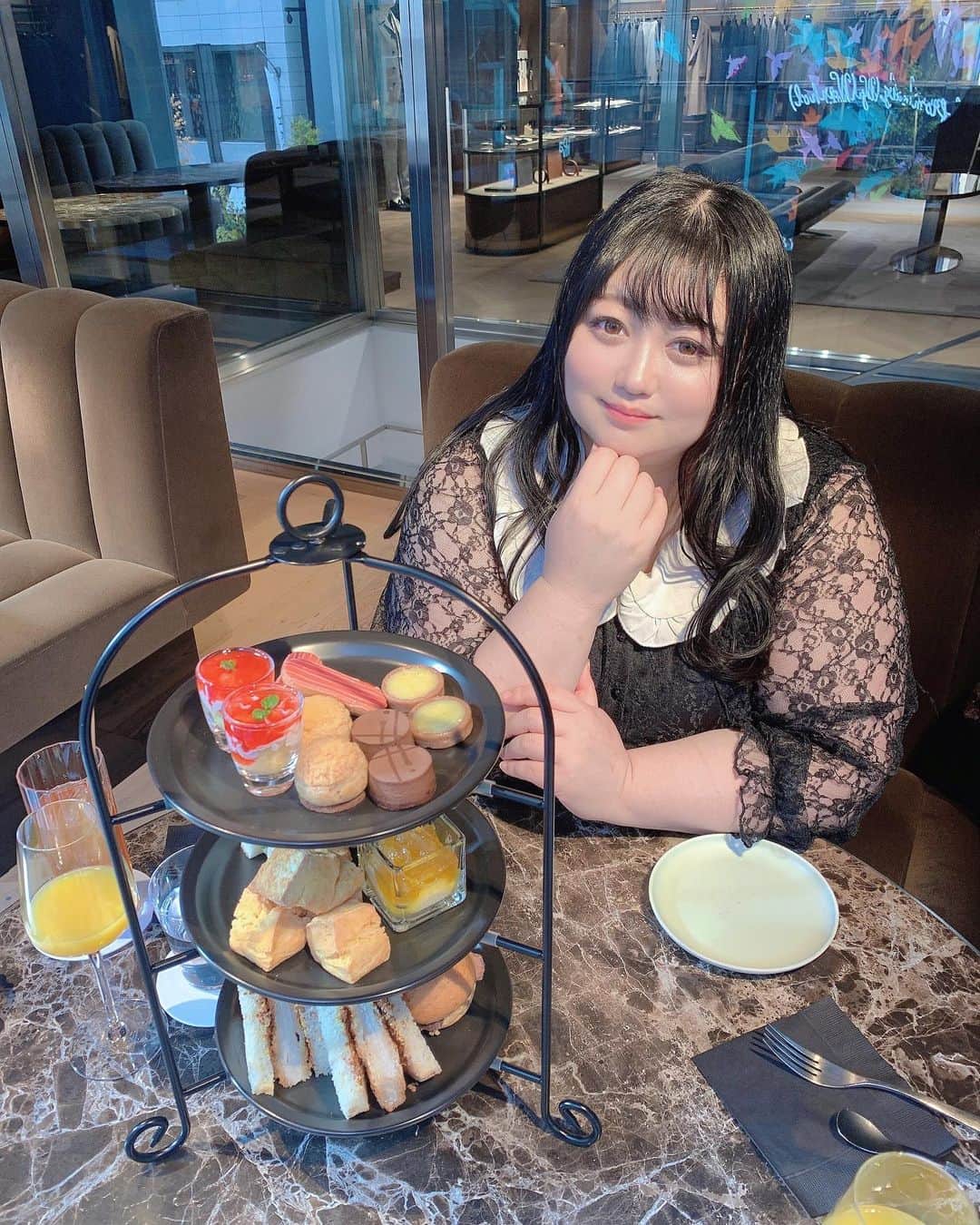 えみっくすのインスタグラム：「なんか特に2022年締めくくりの挨拶とか思いつかないけど、みんなのおかげで色んなメディアにたくさん出れて嬉しかった₍ᐢ.ˬ.ᐢ₎ありがとう！出会いも別れもあって切ない1年になったけど、2022年最終日の今日、その別れがまじ大正解だったこと判明したし、来年以降は二度とこのような人生のミスをしないと心に誓ったよ！ . 来年はもっと圧倒的になりたい。しょーもない人間に騙されないで、自分を強く持っていきていきたい。もっと手の届かなさそうな存在にならないとしょーもない人間が寄ってくるからもっと売れたいし、お金持ちになって竹ふえに行って港区女子みたいな写真を撮りたい。そう、2023年の目標は竹ふえに行って見えそうで見えない写真を撮ること。そのために売れなくてはいけない。あと、おすしもっとたべたい。売れたい。 . ミスiDの大先輩の玉城ティナさんが「私を無下にしたり理不尽な態度を取った人間が普通に来年も嫌な目にあえばいいと思っています」ってツイートしてた。わたしもその通りの考え。応援してくれたり大切にしてくれたひとにはできる限りのお返しをしたいと思ってるけど、逆にわたしを不幸にしたひとには100倍以上不幸になってほしい。どうかわたしのことを嫌な気持ちにさせたひとが、2023年に地の底に沈むことを願っています！！ . 画像はダンヒルのアフタヌーンティー行ったときの( ᐢ. ̫ .ᐢ )めちゃくちゃ有意義な時間だった。すっごく楽しかった。2022年気付いたことは、誰かと誰かが付き合ってるとか離婚したとかそんな話より、同じ目線で活動やSNSや配信について真剣に話せる人との時間がめちゃくちゃ大好き。2023年もお金と時間の許す限り、色んな人と会って色んな話を聞いたり、逆にわたしの考えを話したい。あと、おいしいものを食べたい。このアフタヌーンティー、下の段が特にびっくりするくらいおいしかったな。 . 2022年元気ないって言われること多かったけど、元気取り戻したから2023年は元気にやっていきます🪬2022年は助走の期間だったかも！！2023年本気出す！！！！  🍬 .｡ _________________________ ｡. 🍬   　えみっくすおすすめのグルメ情報を ︎︎ 　　　▶️ #えみっくすグルメ ◀️  　　　でまとめています⸜(*⃙⃘'ᵕ'*⃙⃘)⸝⋆*   　気になるお店があればぜひ食べに行って  　ハッシュタグをつけて投稿してね📷✨  🍬 .｡ _________________________ ｡. 🍬  #ダンヒル #dunhill #アフタヌーンティー #アフタヌーンティー好きな人と繋がりたい #afternoontea #グルメ #グルメ好きな人と繋がりたい #グルメ女子 #グルメスタグラム #グルメ好きと繋がりたい #東京グルメ #銀座 #銀座カフェ #銀座グルメ #ぽっちゃりコーデ #ぽっちゃり女子 #ぽっちゃり #ぽっちゃりファッション #ぽっちゃりさんと繋がりたい #ぽっちゃり大人女子 #ぽっちゃりモデル #ぽっちゃり女子と繋がりたい #プラスサイズ #plussize #curvy #curvygirl #ミスiD2022 #タベルノスキー #エンジェルサイズ」