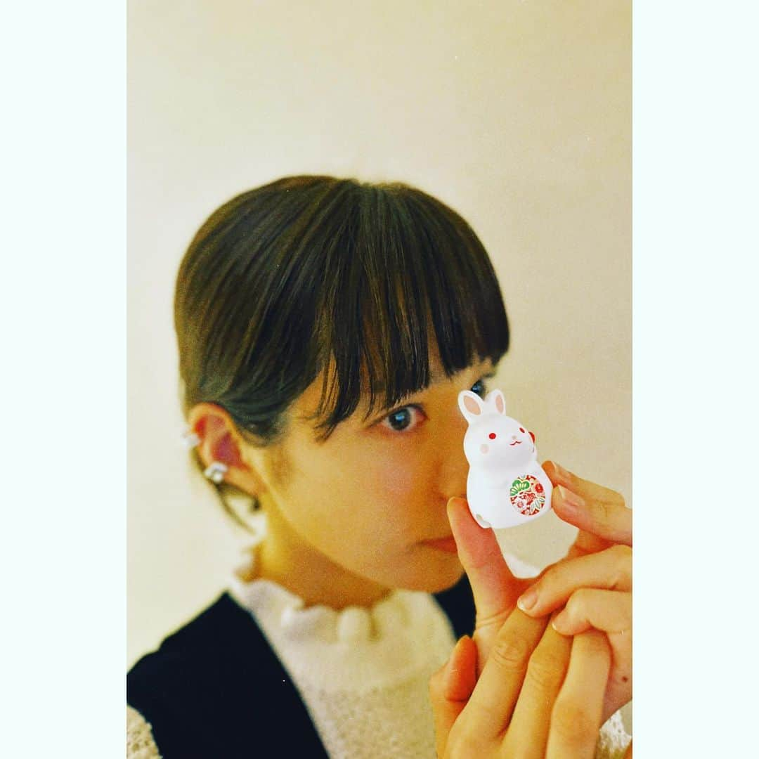 桜井ユキさんのインスタグラム写真 - (桜井ユキInstagram)「皆様  今年も残すところあと数時間。  今年はたくさん応援をしていただき　  たくさん作品を観ていただき  更新頻度少なめの私のつたないインスタをみてくださり、温かいコメントをいつもありがとうございます。  皆様の温かいお支えを元に来年もしっかり精進して参ります。  お身体ぬくぬくして、穏やかな年末をお過ごしください。  本当にありがとうございました。  桜井は、食べて食べて翠飲んで  明日は寝倒します。  　　　　　　　　　　　　　　　　　　　桜井」12月31日 22時18分 - yuki.sakurai_official