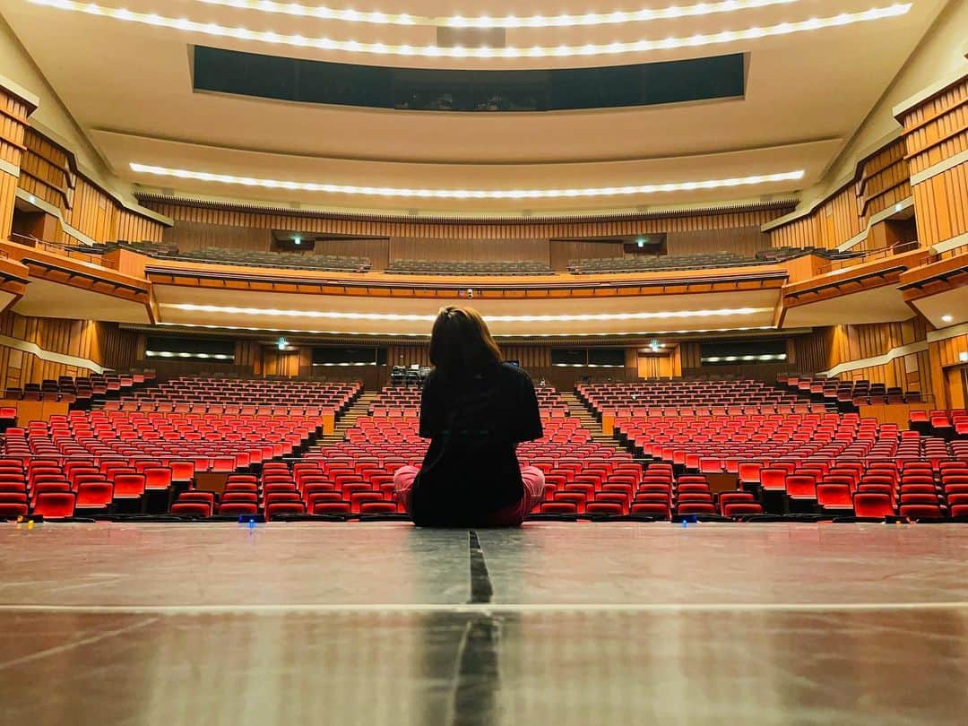 梅田彩佳のインスタグラム：「. . 2022年。 もう終わりますねー！ . . 今年は足が震えるほど怖い挑戦に 向き合えたことが幸せでした . そして めちゃくちゃ大変だったけど "努力は裏切らない"ということを 改めて強く感じれた年でした。 . . そして 私はミュージカルが大好きだと。 再認識した年でもあります。 . . 来年も足、がっくがくなる舞台、頑張るよ！！！ 見ててね☺️🫶 . 今年もありがとう！ 良いお年を！」