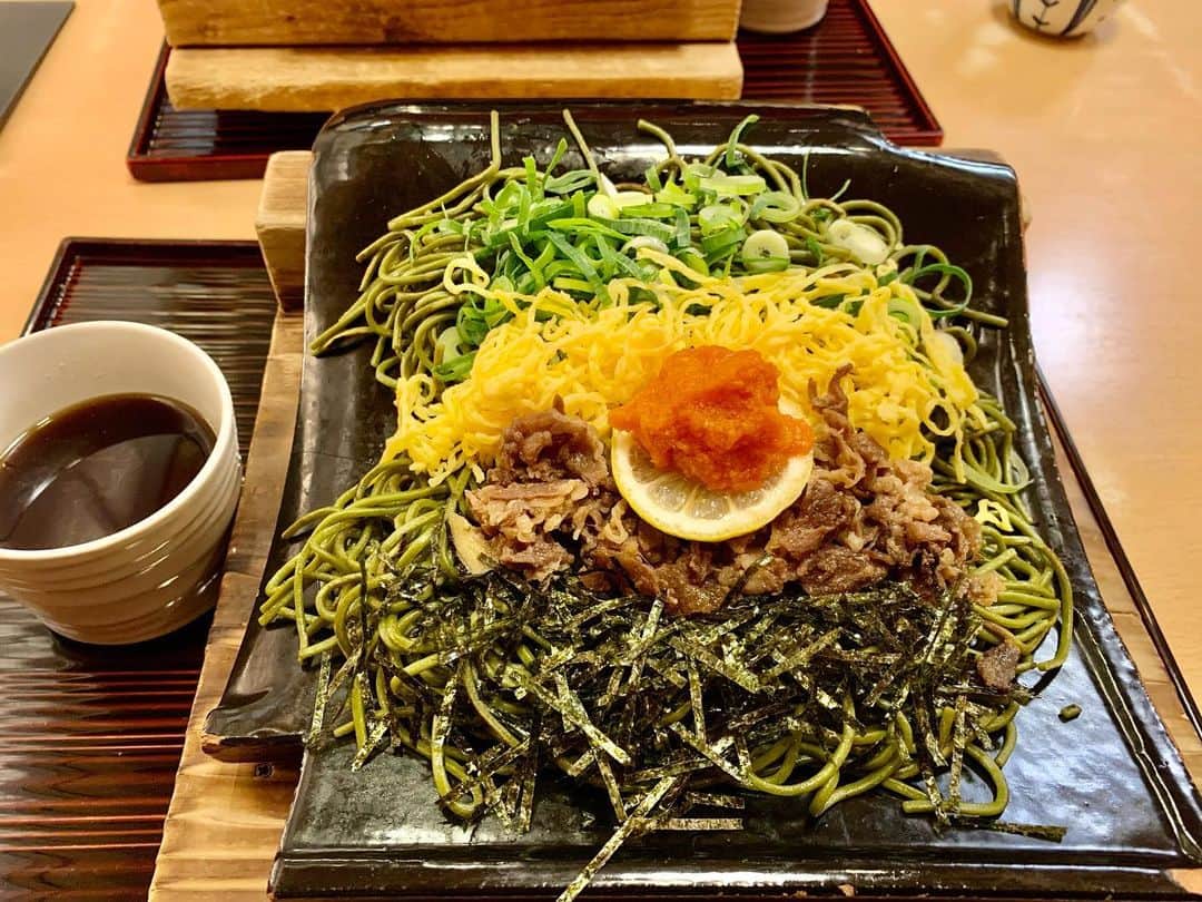 のインスタグラム：「What a beautiful ! #lunch #japanesefood #friednoodles #soba #kawarasoba #fukuoka #fukuokafoodie #瓦そば #福岡 #福岡グルメ」