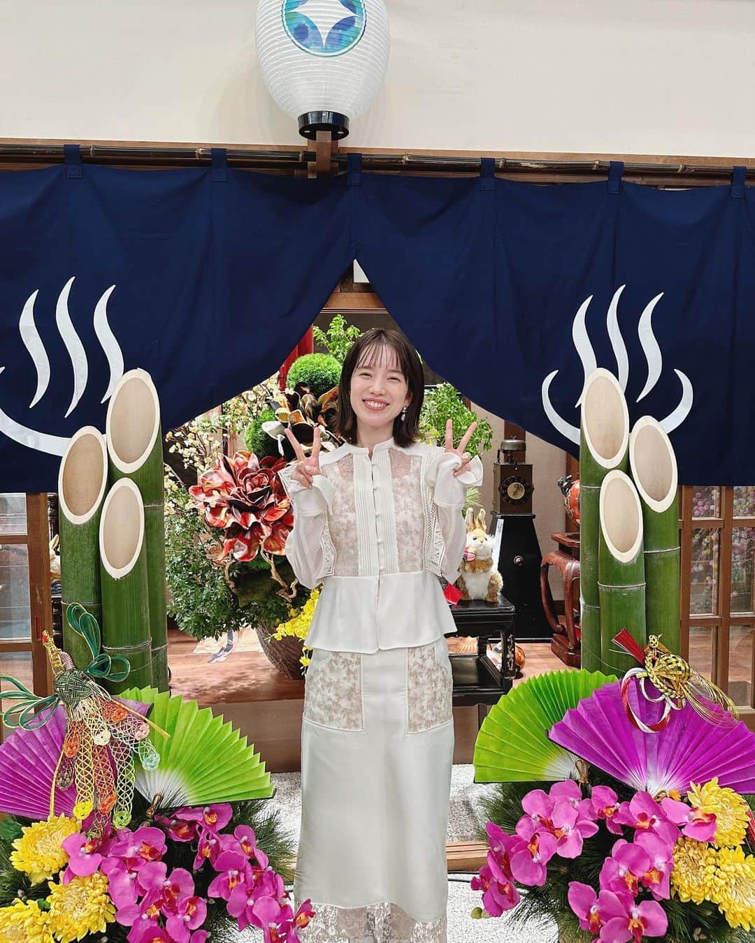 弘中綾香のインスタグラム：「⁡ 皆さま 今年もありがとうございました😊 ⁡ この一年を振り返ると… 本を出したことが大きかったです！ @uncoollife_hironaka  ⁡ 全国の色んな高校や母校三田祭など リアルイベントで話す機会を持てて いつもの仕事とは違う経験を沢山させていただきました！ ⁡ 社会人も10年目に入りましたが、 素敵な出会いがあり 新鮮な気持ちになれるお仕事が出来て 本当に感謝です🥲 ⁡ 来年も皆さまにとって 素敵な一年になりますように🙏 ⁡ ⁡ 年明けに#アンクールな感想文 キャンペーンで 色々プレゼントが当たる試みをしていますので ぜひチェックしてみてください✌️」